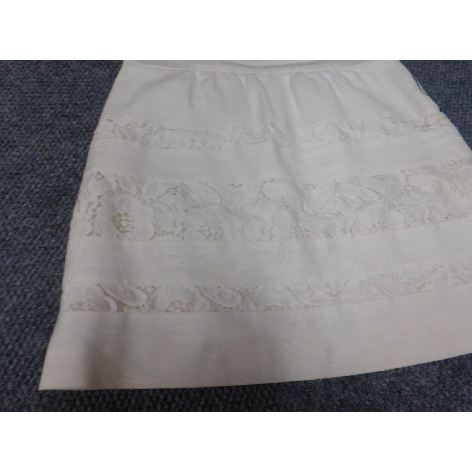 Loft LOFT Skirt Women Knee Length A-Line White Floral 6 Zipper Knit Polyester Regular Machine Washable Vintage No Mens Womens Girls Size 28" / US 6 / IT 42 - 4 Thumbnail