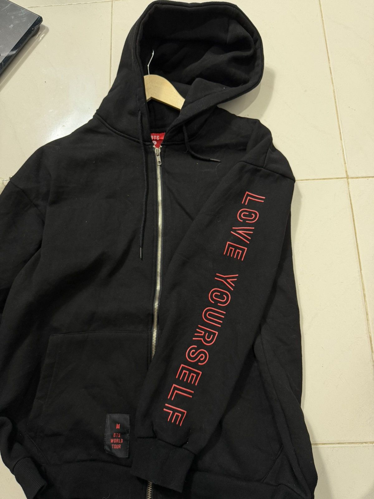 Band Tees BTS WORLD TOUR' LOVE YOURSELF Size US L / EU 52-54 / 3 - 4 Thumbnail