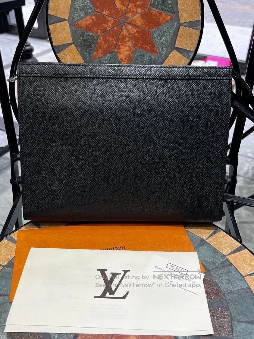 Louis Vuitton Louis Vuitton Pochette Voyage Clutch. Size ONE SIZE - 1 Thumbnail