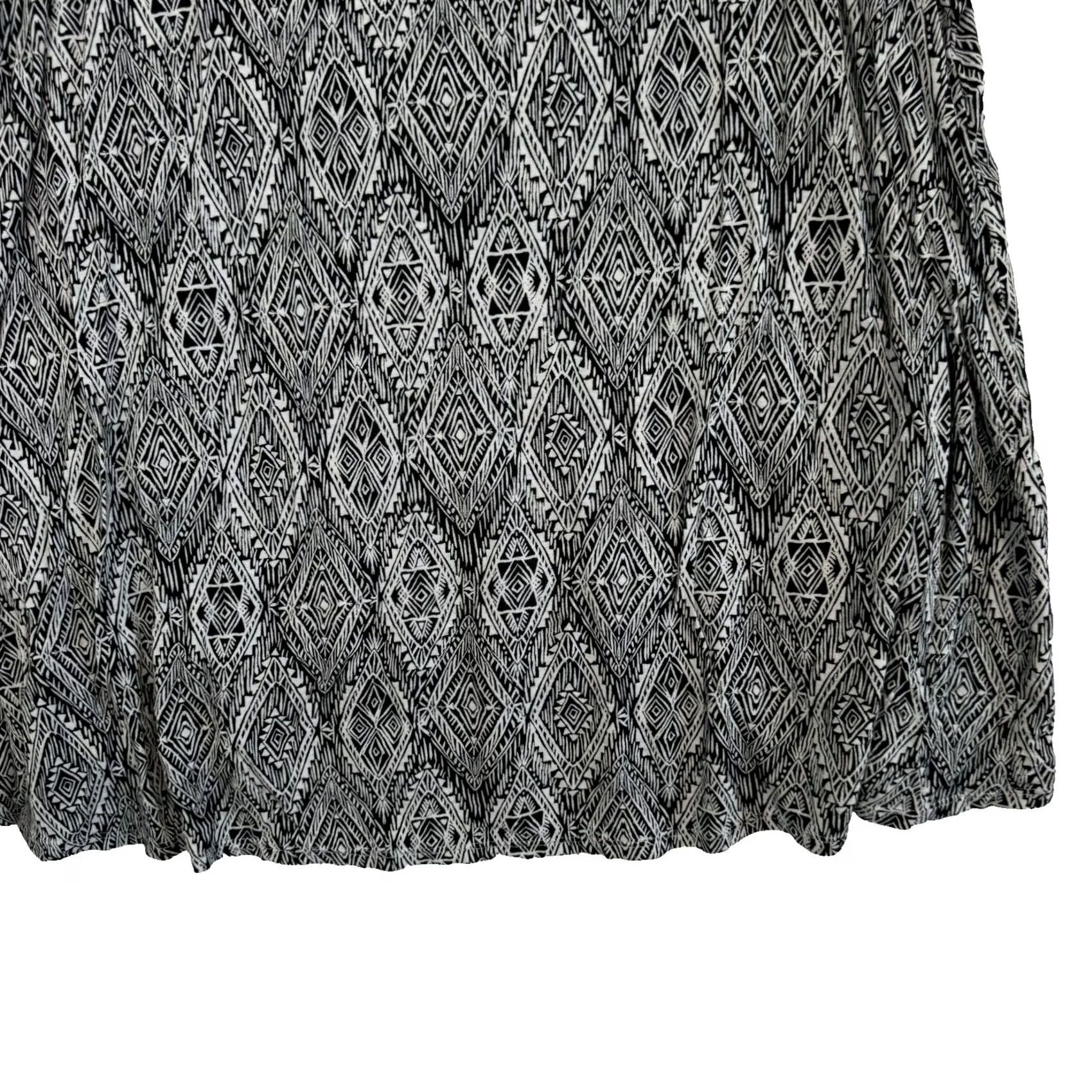 Torrid Torrid Tank Top Womens Plus Size 2 Black & White Aztec Print Halter Keyhole W321 Size XS / US 0-2 / IT 36-38 - 4 Thumbnail