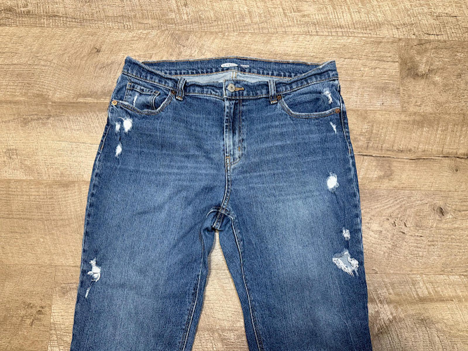 Old Navy Old Navy Mid-Rise Boyfriend Straight Ripped Cut-Off Jeans Size 32" / US 10 / IT 46 - 2 Thumbnail