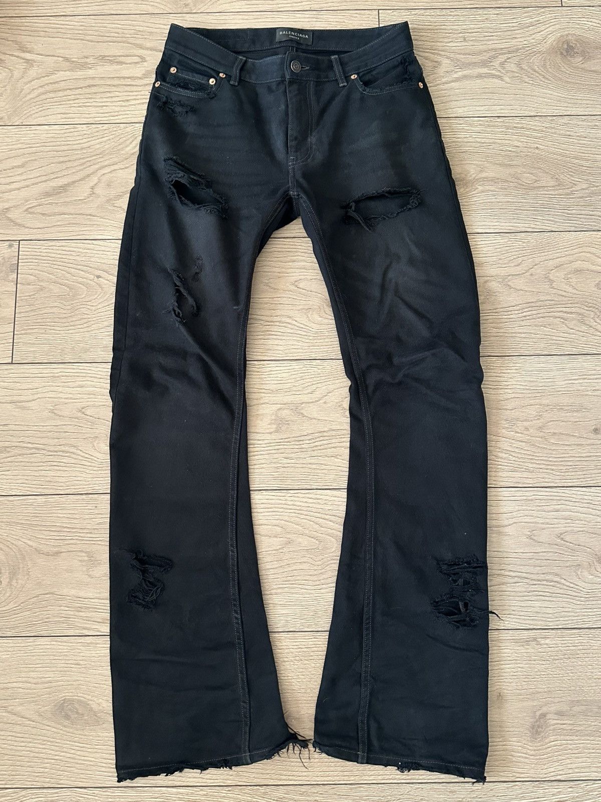 Winter 22 distressed C shaped jeans