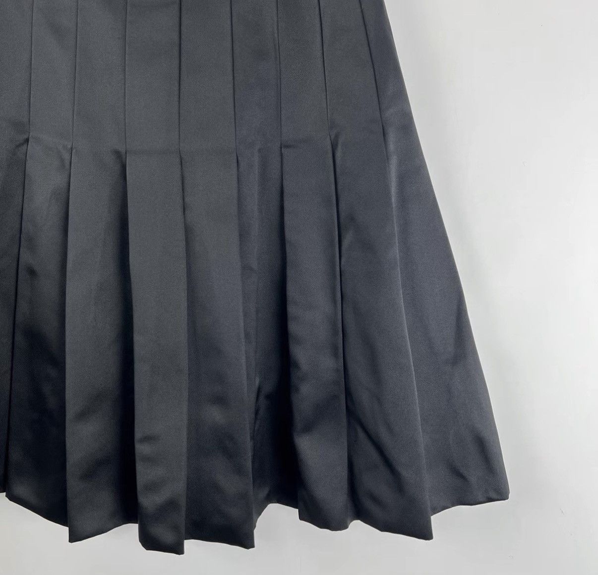 Chanel Chanel Black Satin Small Logo Pleated Skirt K12 Size 24" / US 00 / IT 34 - 4 Thumbnail