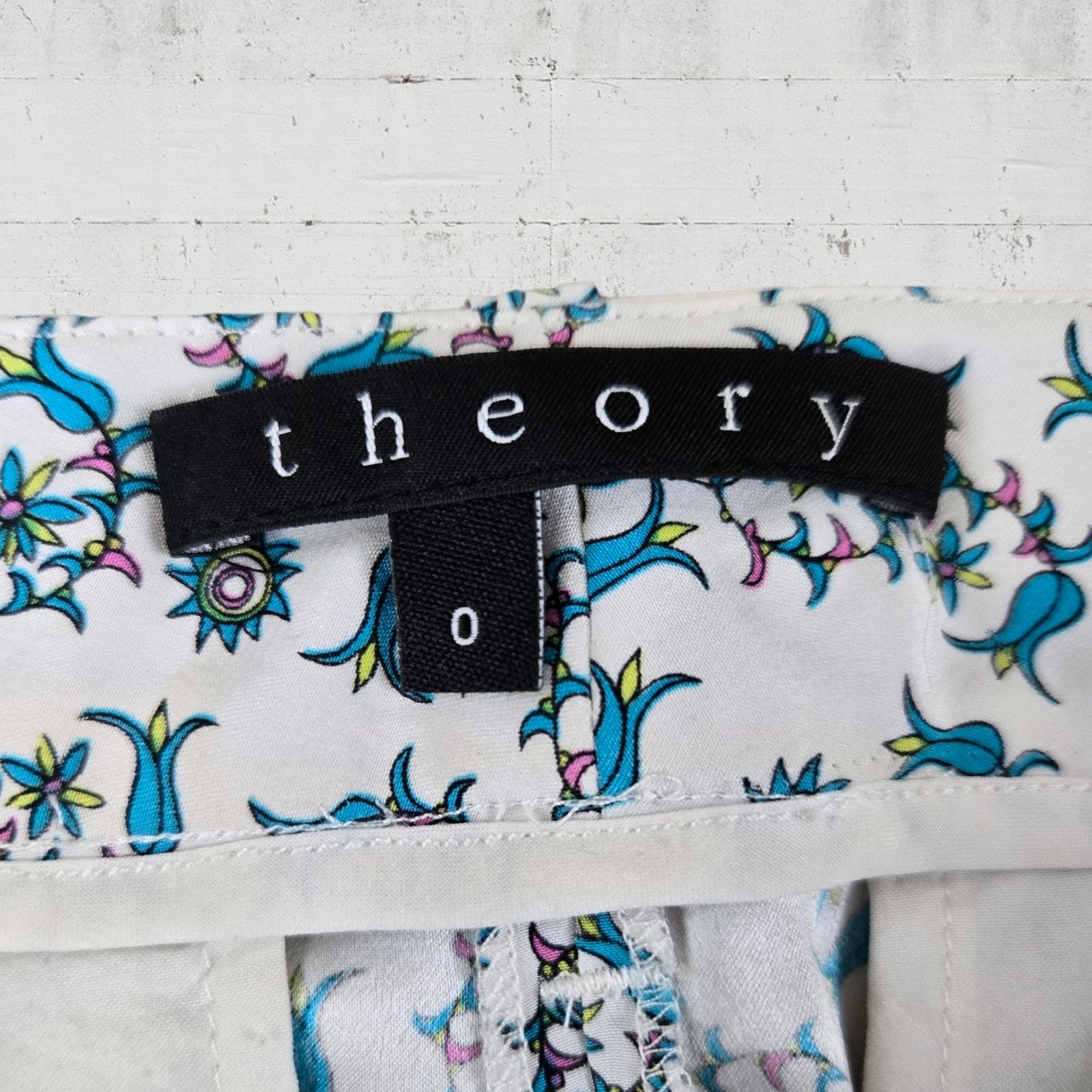 Theory White Blue Floral Silk Tapered Boho Whimsy Trousers Size 0 Size 25" / US 0 / IT 36 - 6 Thumbnail