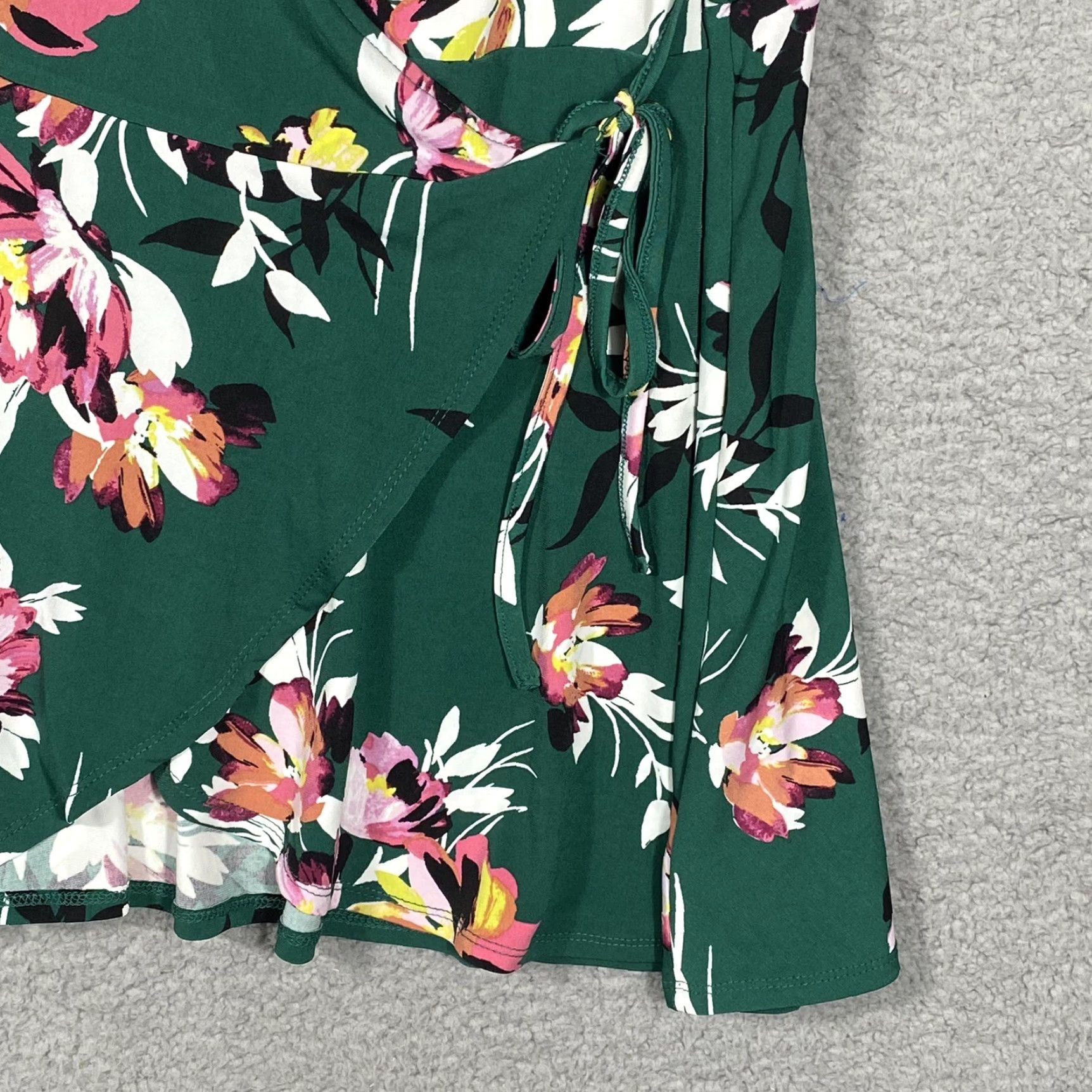 Torrid Torrid Women's Blouse Surplice Wrap Floral Green Size 2X Plus V-Neck Short Sleeve Side Tie Bohemian City Floral Accents Women Size XXL / US 16-18 / IT 52-54 - 6 Thumbnail