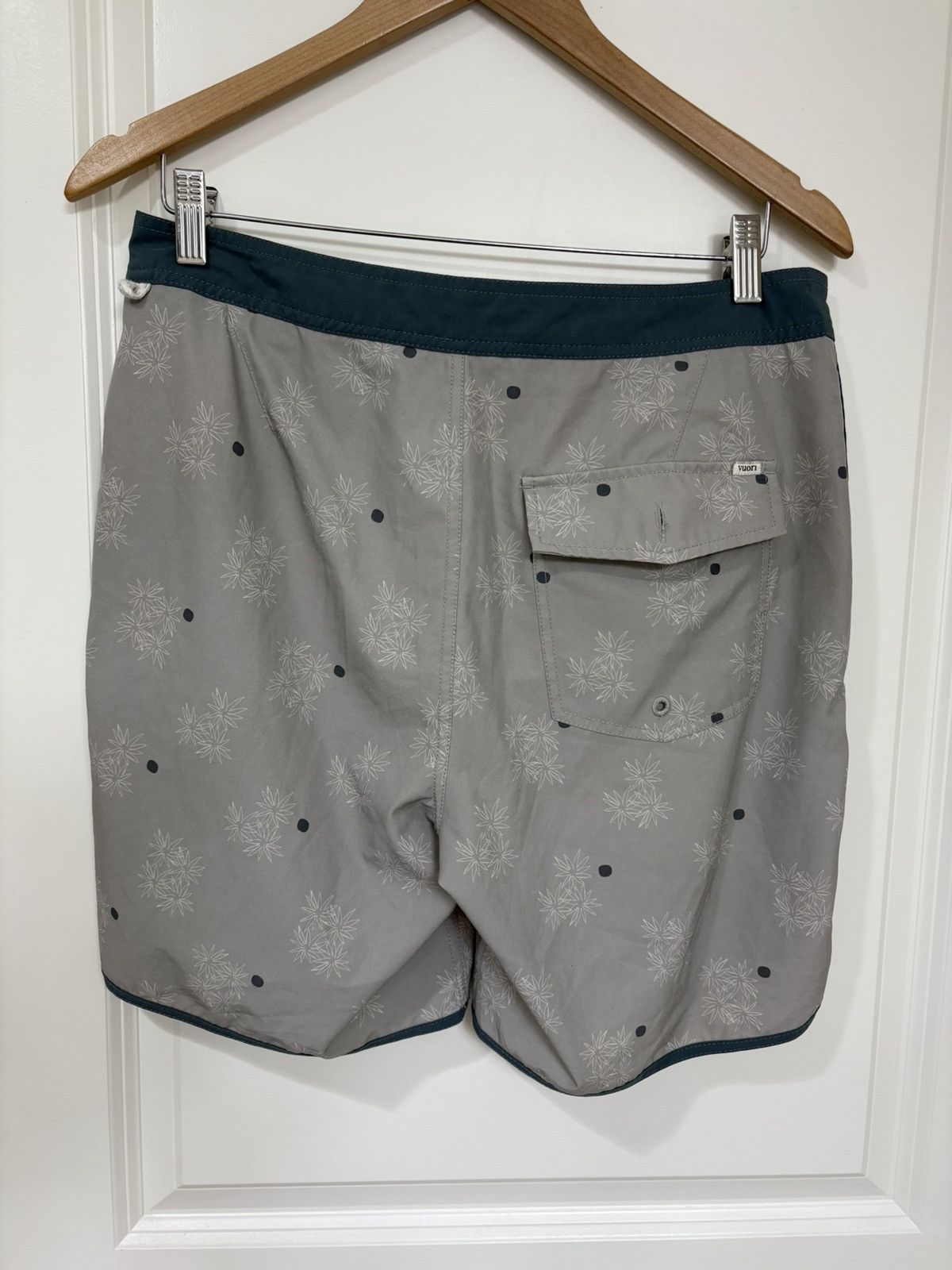 Vuori Vuori Men’s Gray Pineapple Board Shorts Swim Trunks- size 30 Size US 30 / EU 46 - 6 Thumbnail