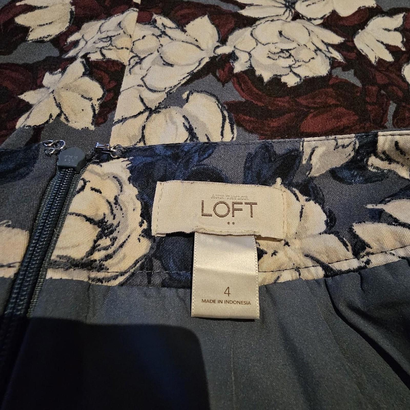 Ann Taylor Ann Taylor Women's Burgundy and Navy Floral Skirt Size 27" / US 4 / IT 40 - 7 Thumbnail