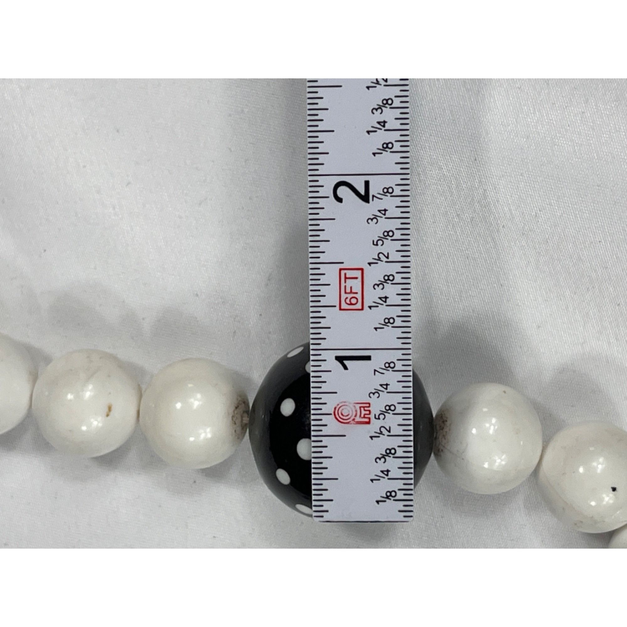 Vintage Vintage SKU 7867 White and Black Polka Dot Beaded Necklace Size ONE SIZE - 4 Thumbnail