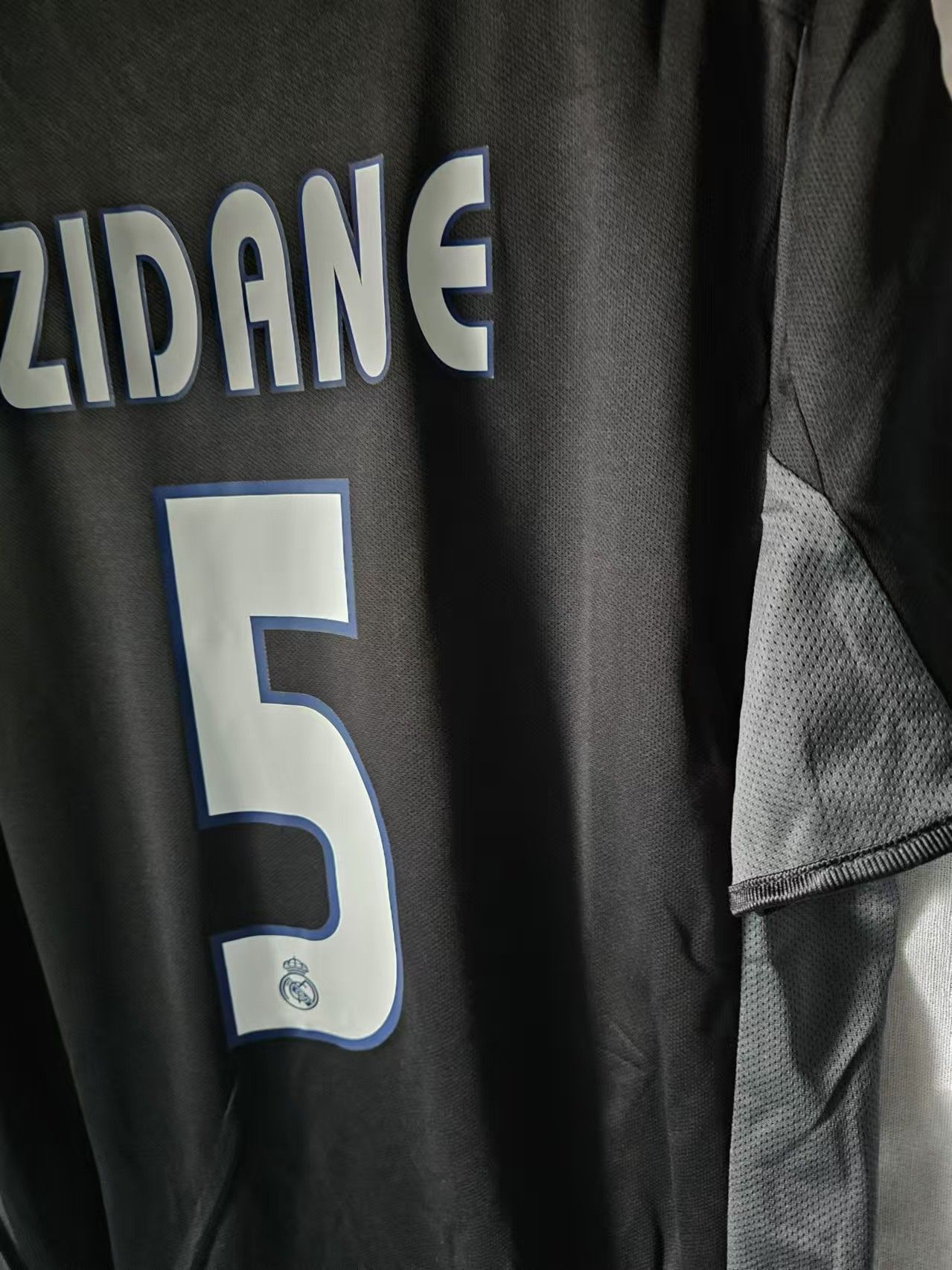 Other 2004 05 Real Madrid 5 Zidane Jersey Size US M / EU 48-50 / 2 - 4 Thumbnail