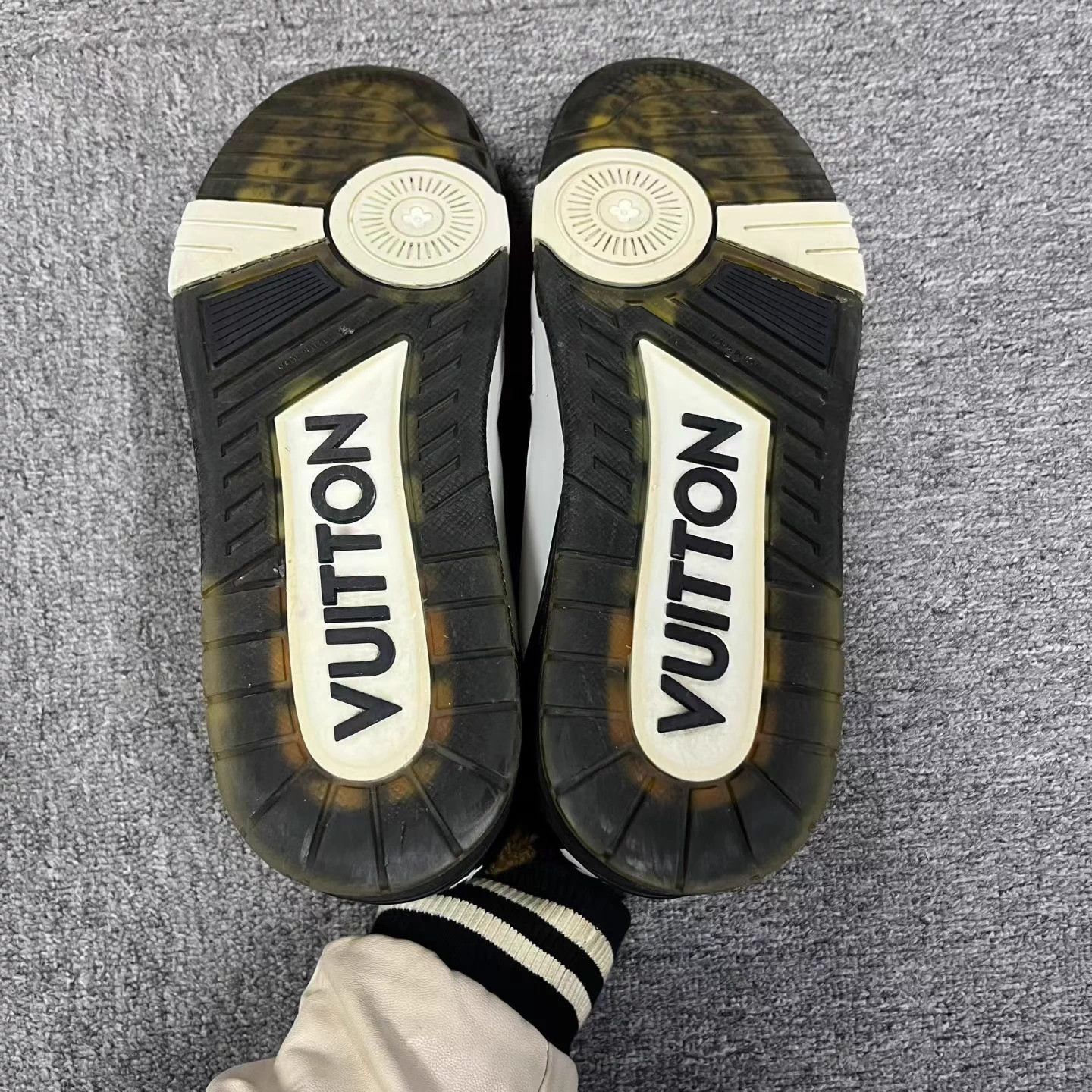Louis Vuitton Louis Vuitton White Black Cowhide Low Top Sneaker 8 Size US 8 / EU 41 - 6 Thumbnail