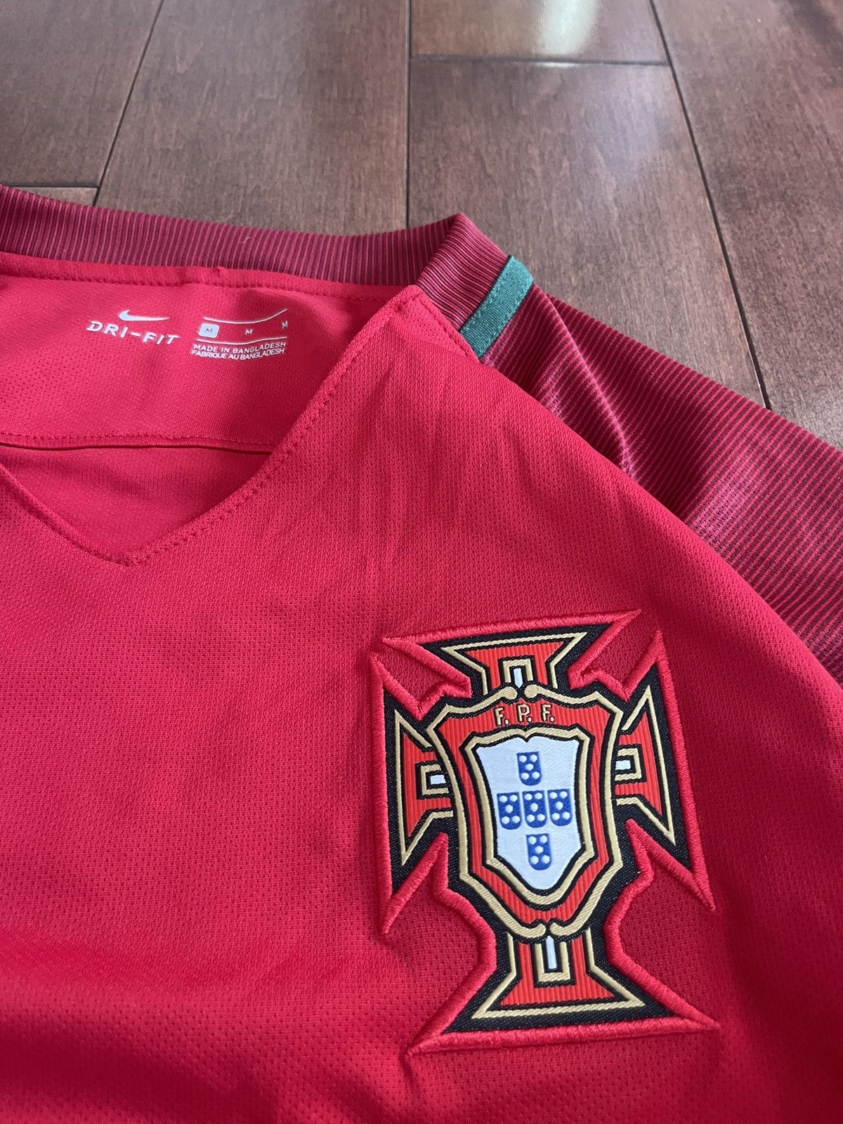 Nike 2016-2017 Nike Portugal Home Soccer Jersey Size US M / EU 48-50 / 2 - 2 Thumbnail