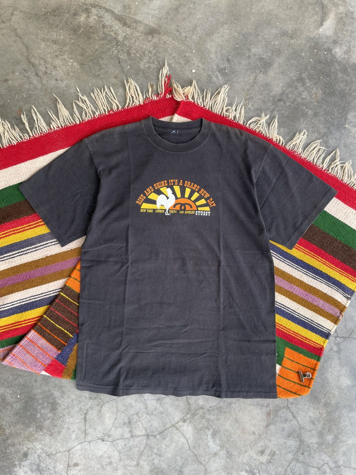 Stussy × Vintage VTG 00s Stüssy Rise & Shine Sunrise Arc Spellout Size US XL / EU 56 / 4 - 1 Thumbnail