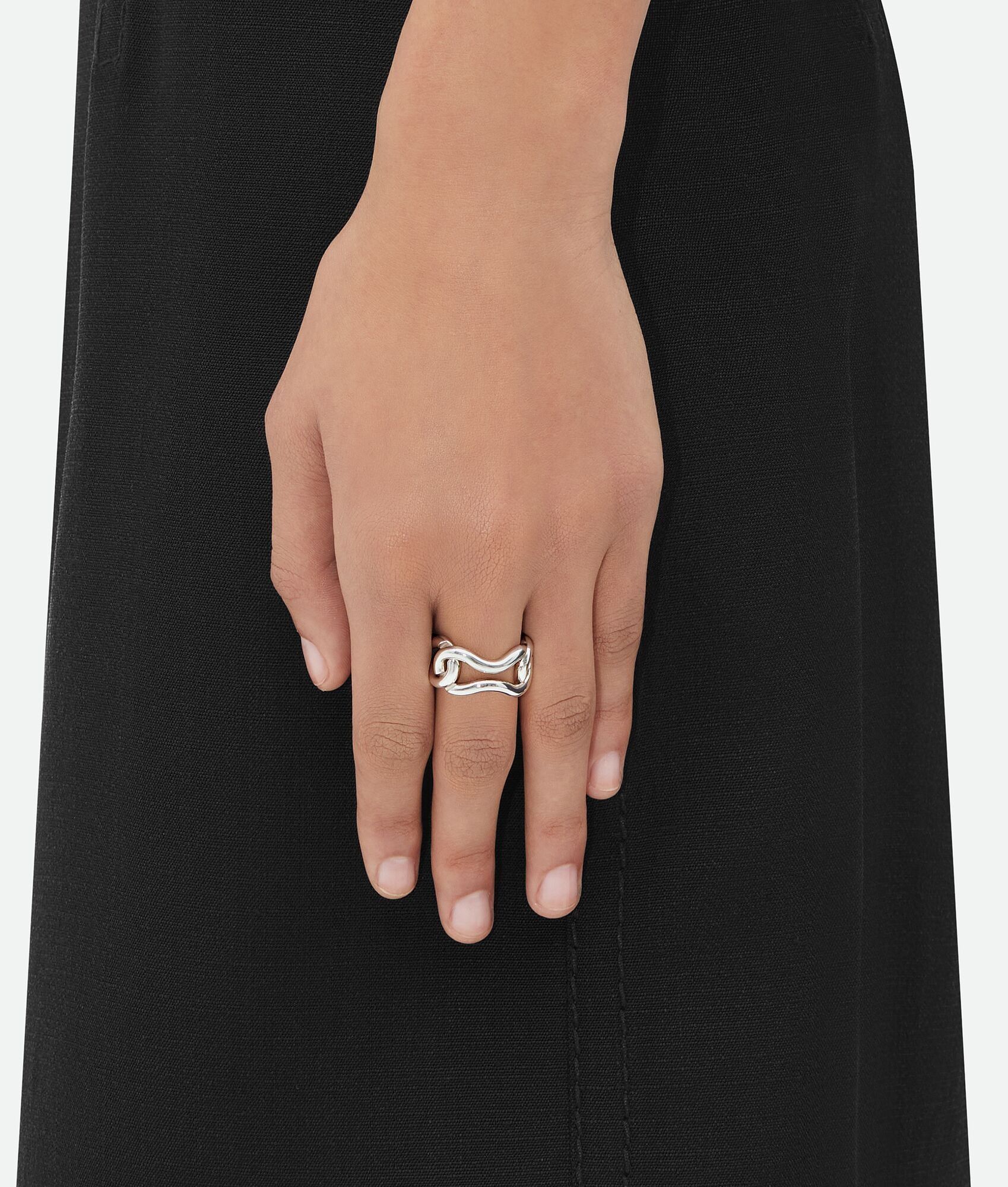 o1bcso1str0725 Size: 19 / Nest Chain Ring in Silver