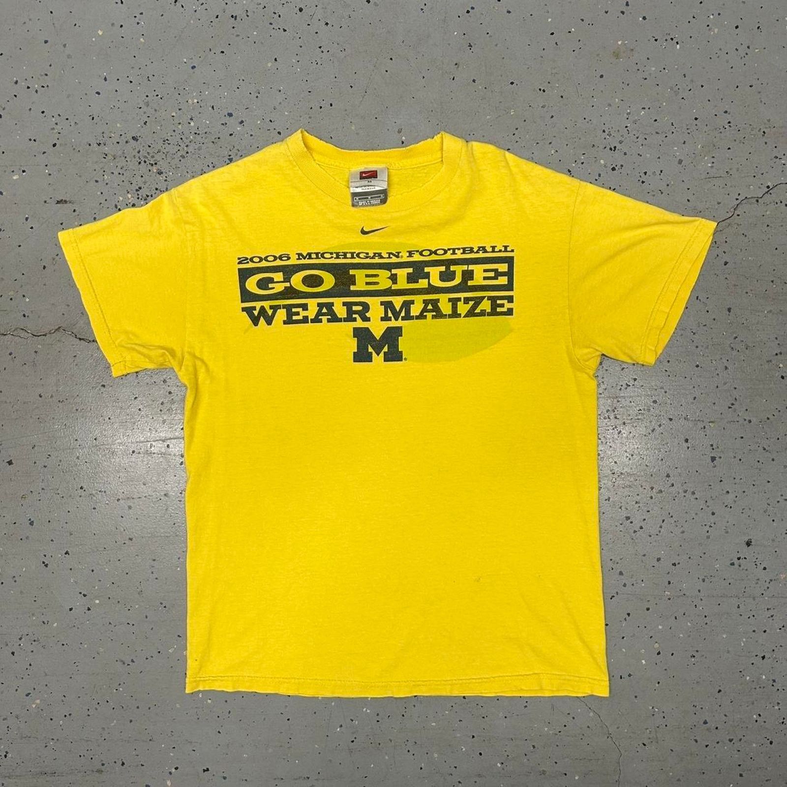 Nike 2006 Michigan Wolverines yellow and black Nike t-shirt Size US M / EU 48-50 / 2 - 1 Thumbnail