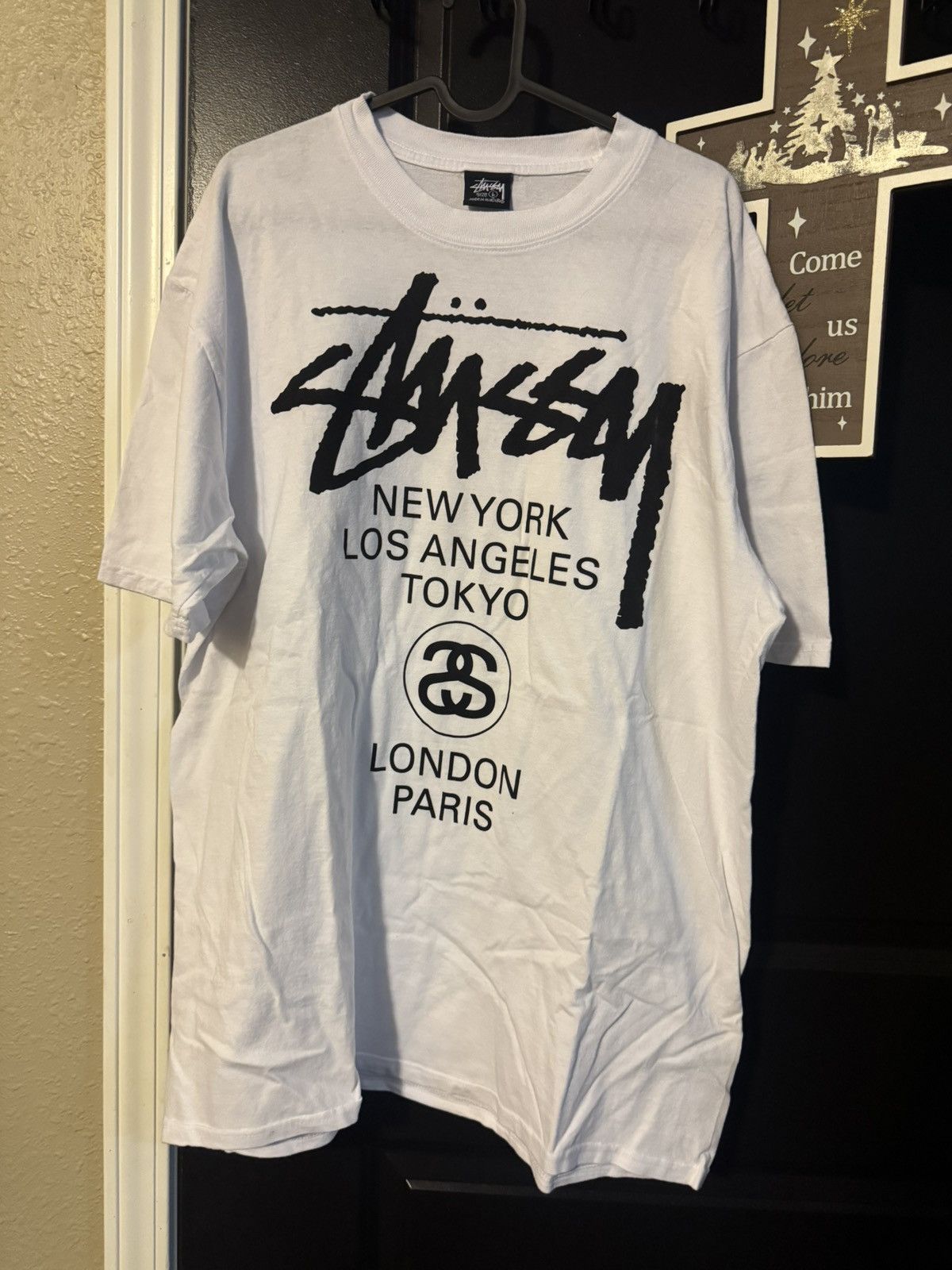 Stussy Stussy world tour tee size L Size US L / EU 52-54 / 3 - 1 Thumbnail