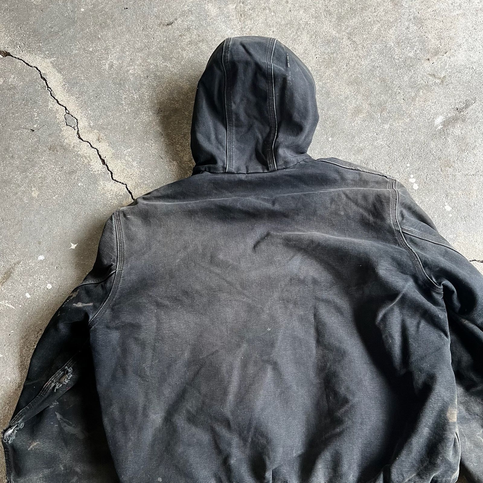 Carhartt × Vintage Carhartt J130 BLK black faded hooded work wear jacket Size US M / EU 48-50 / 2 - 8 Thumbnail
