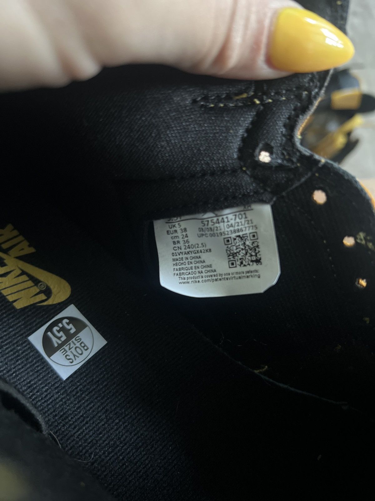Nike Nike Air Jordan 1 Retro High OG GS Pollen Size US 5.5 / EU 38 - 3 Thumbnail