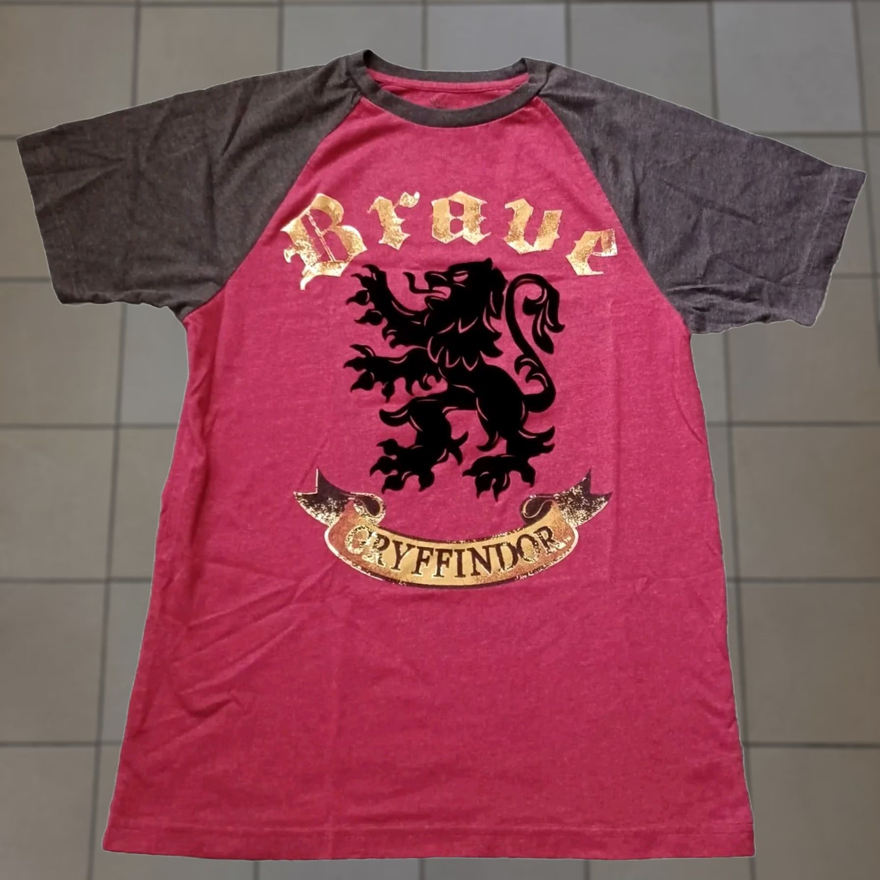 Vintage Harry Potter T Shirt Mens S Red Two Tone Raglan Sleeve Gryffindor Logo Crew Neck Short Sleeve Shirt Size US S / EU 44-46 / 1 - 1 Thumbnail