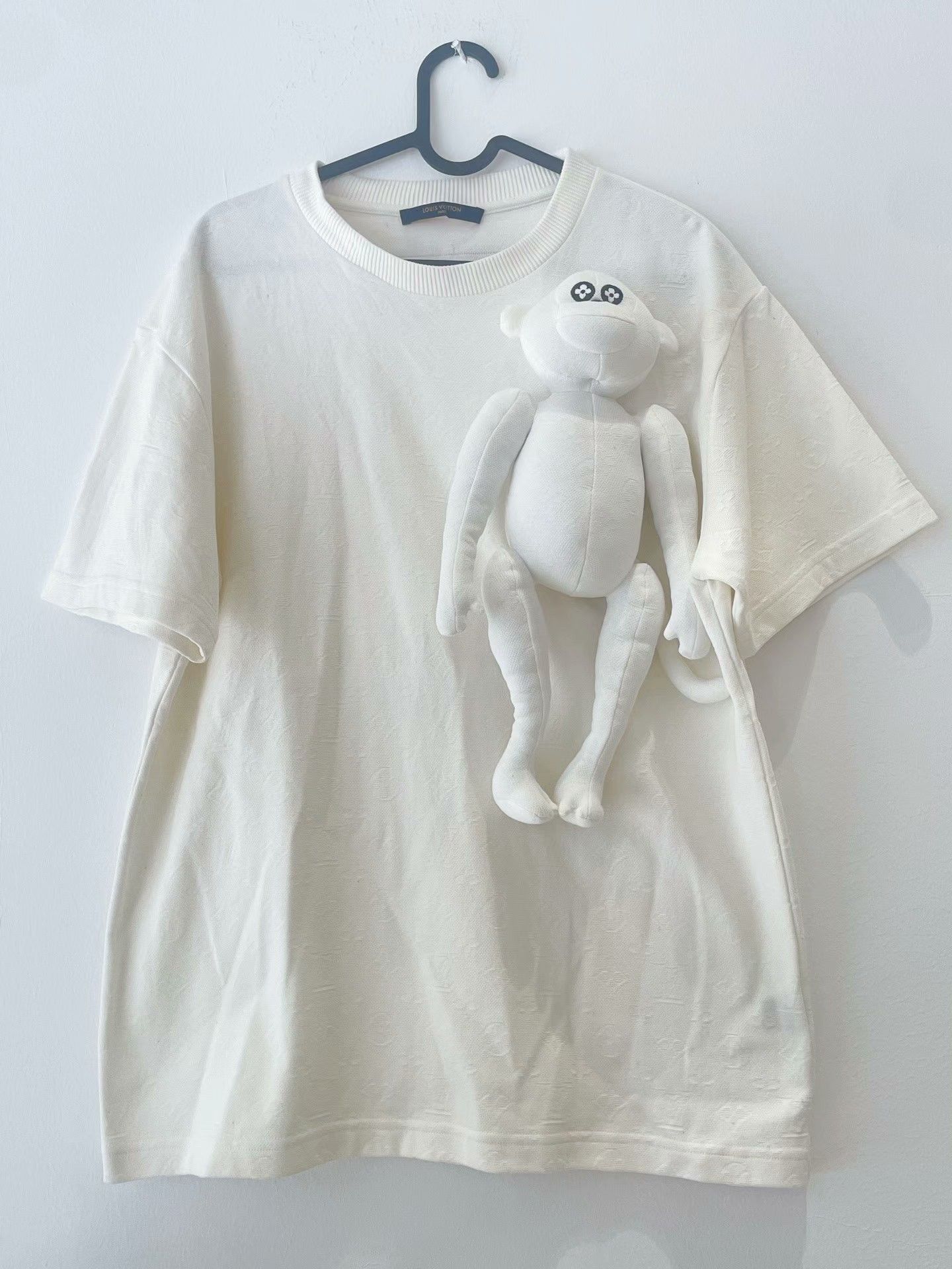 Louis Vuitton LV White Logo T-Shirt with Monkey Doll Size US M / EU 48-50 / 2 - 1 Thumbnail