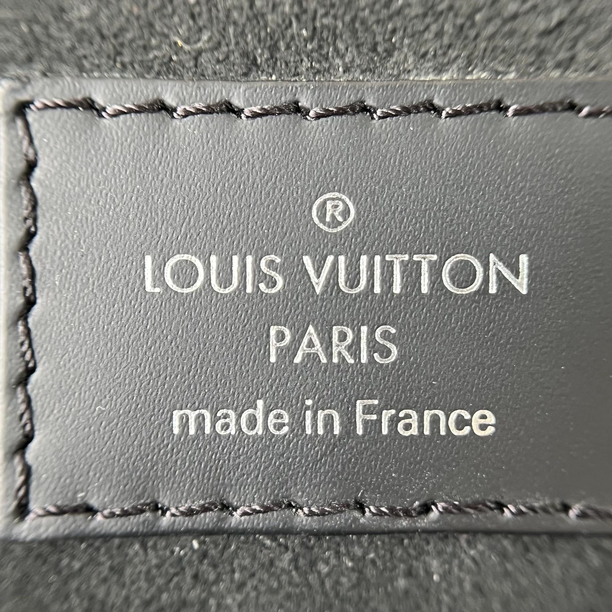 Louis Vuitton Louis Vuitton men's black Epi handbag 37.5x27x4.5 7606 Size ONE SIZE - 9 Thumbnail