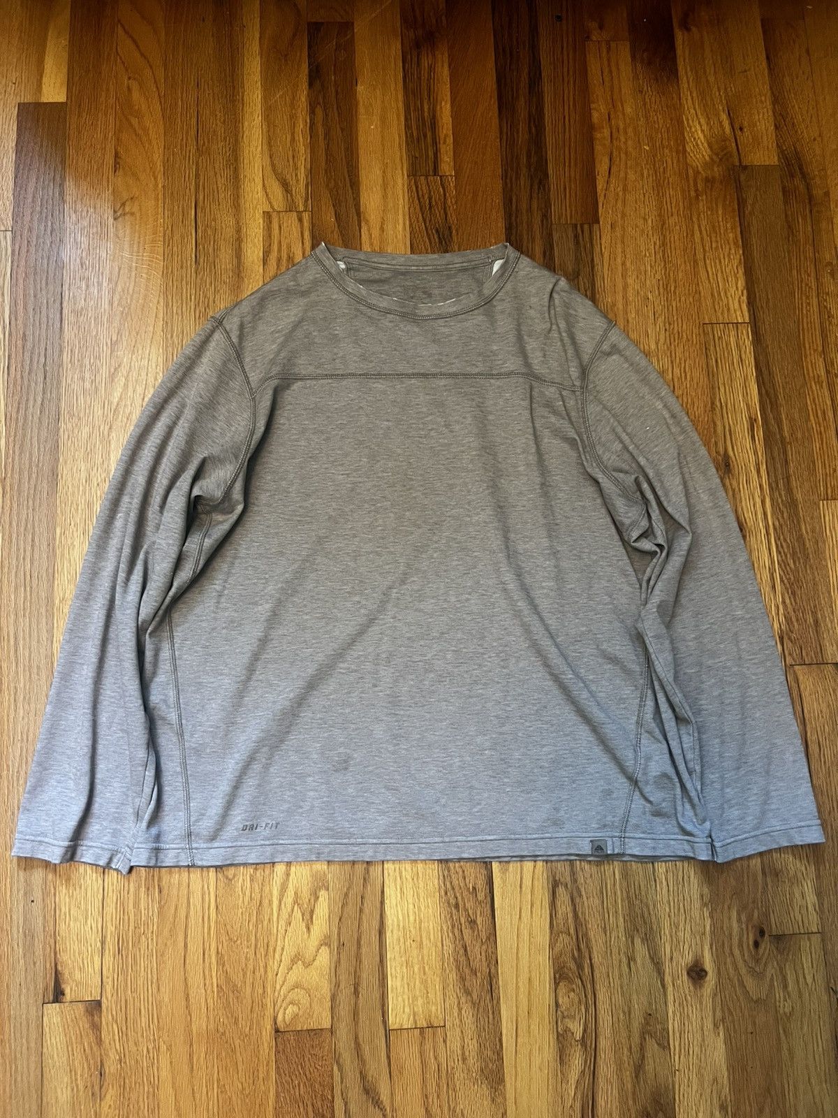 Nike ACG Nike ACG brown long sleeve shirt dry fit Size US L / EU 52-54 / 3 - 1 Thumbnail