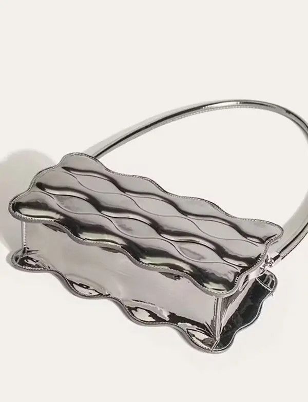 Japanese Brand Metallic Scallop Novelty Purse 👜 Size ONE SIZE - 3 Thumbnail
