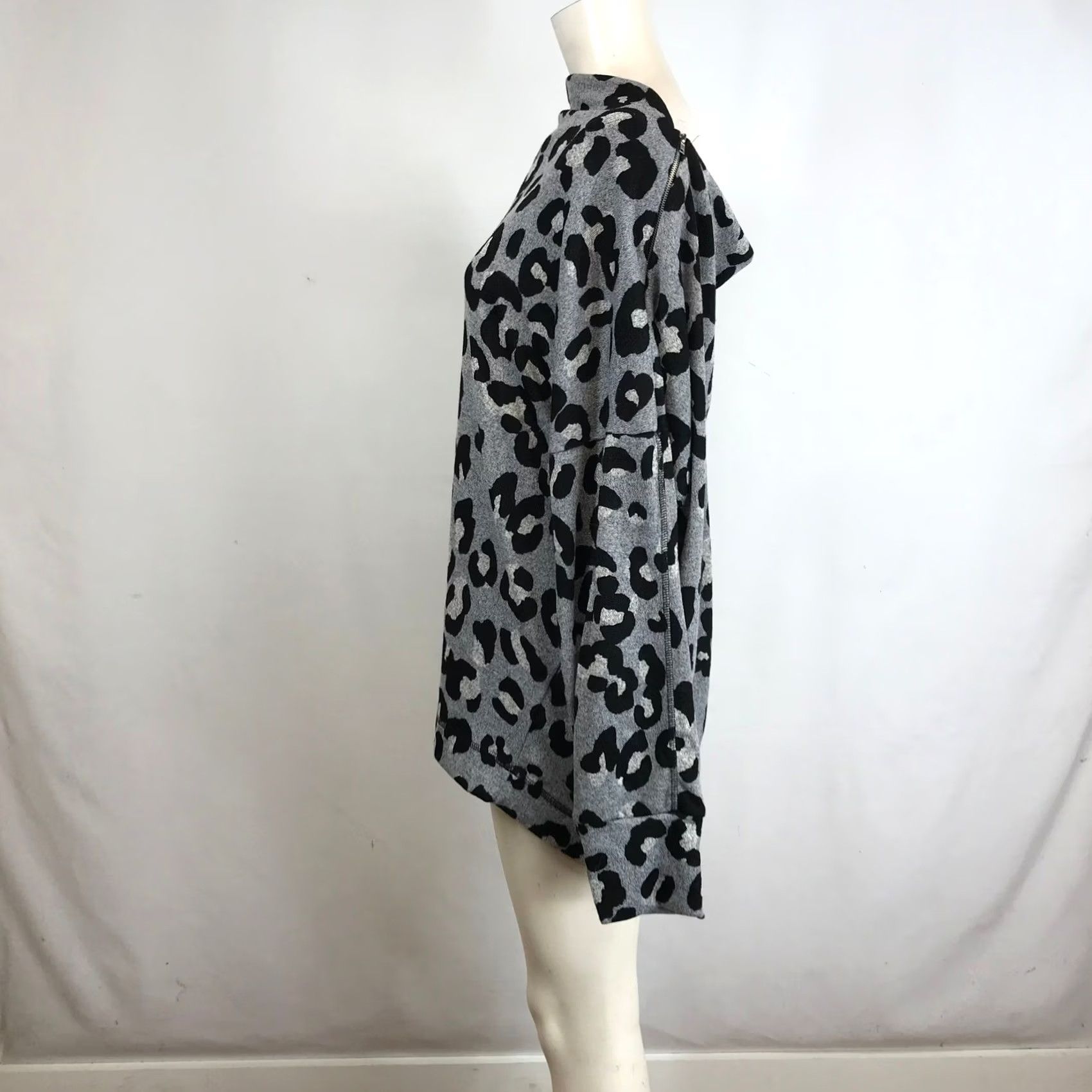 Vintage White Birch Women's Cowl Neck Top 3X Leopard Print Long Sleeve Gray Casual T-Shirt Made in USA Size XXL / US 16-18 / IT 52-54 - 5 Thumbnail