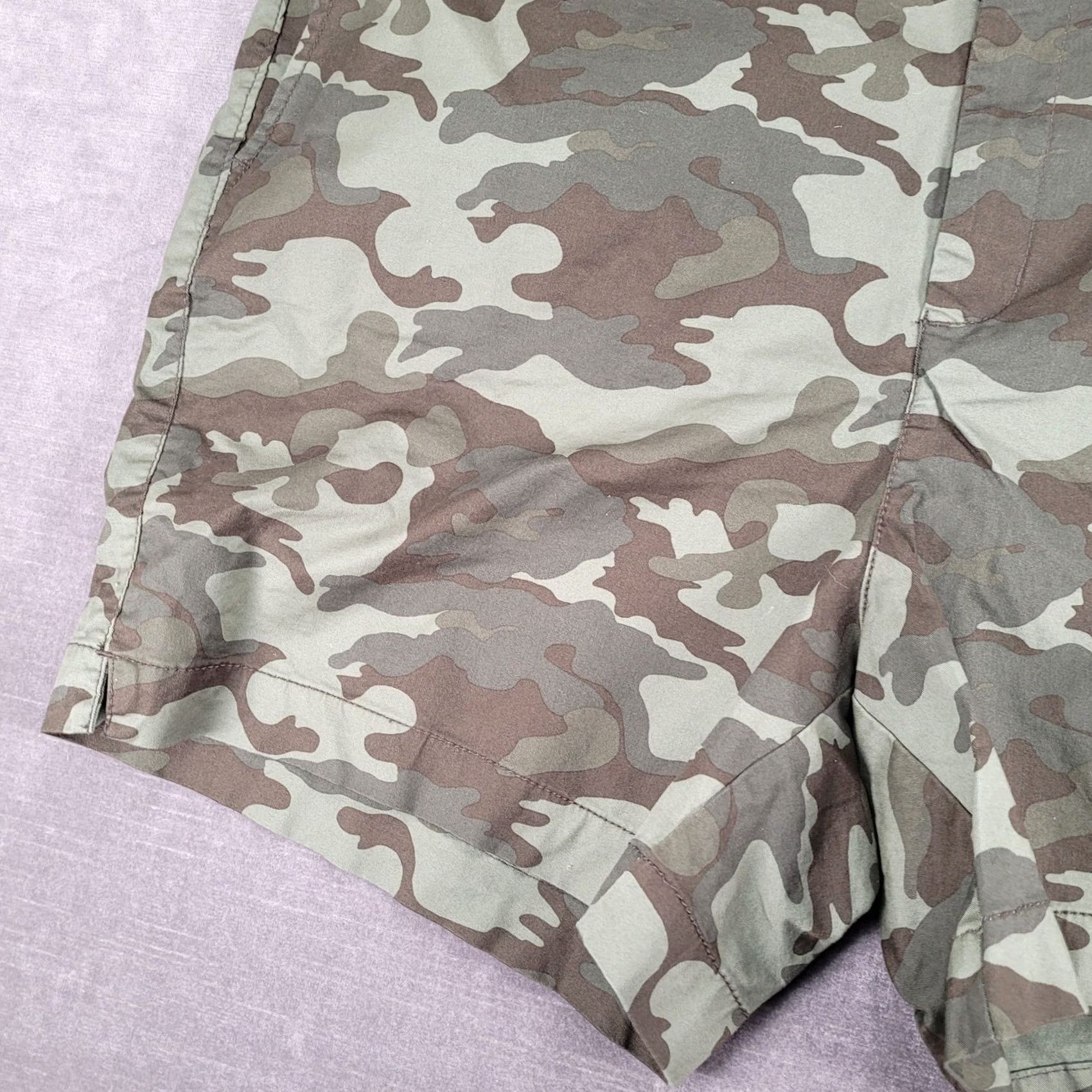 Old Navy Old Navy High Rise Camo Print Casual Shorts Size 18 Womens Size 40" / US 18 - 7 Thumbnail