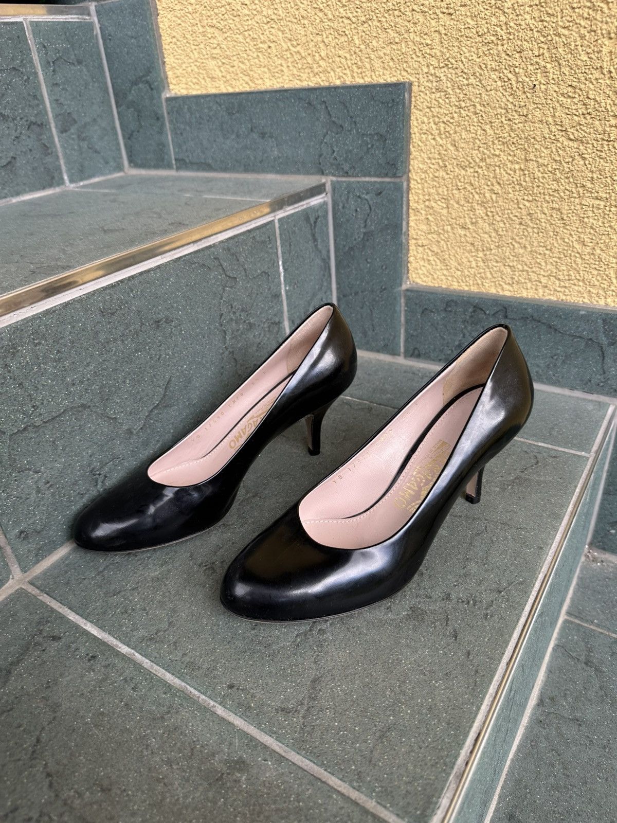 Salvatore Ferragamo Salvatore Ferragamo Heels Pumps Black Leather 5.5 size 36 Size US 5.5 / IT 35.5 - 5 Thumbnail