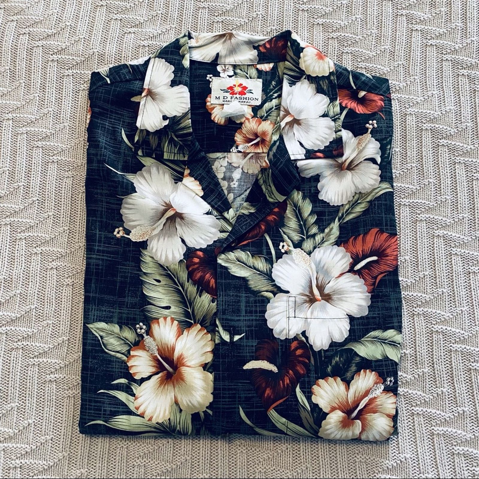 Vintage Vintage Made in Hawaii black Hawaiian button down size L Size US L / EU 52-54 / 3 - 1 Thumbnail