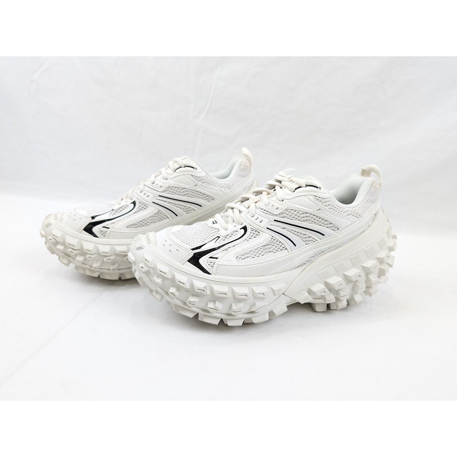 Balenciaga o1rshd1 Contrast Defender Bouncer in Eggshell/Black 46 Size US 13 / EU 46 - 16 Thumbnail