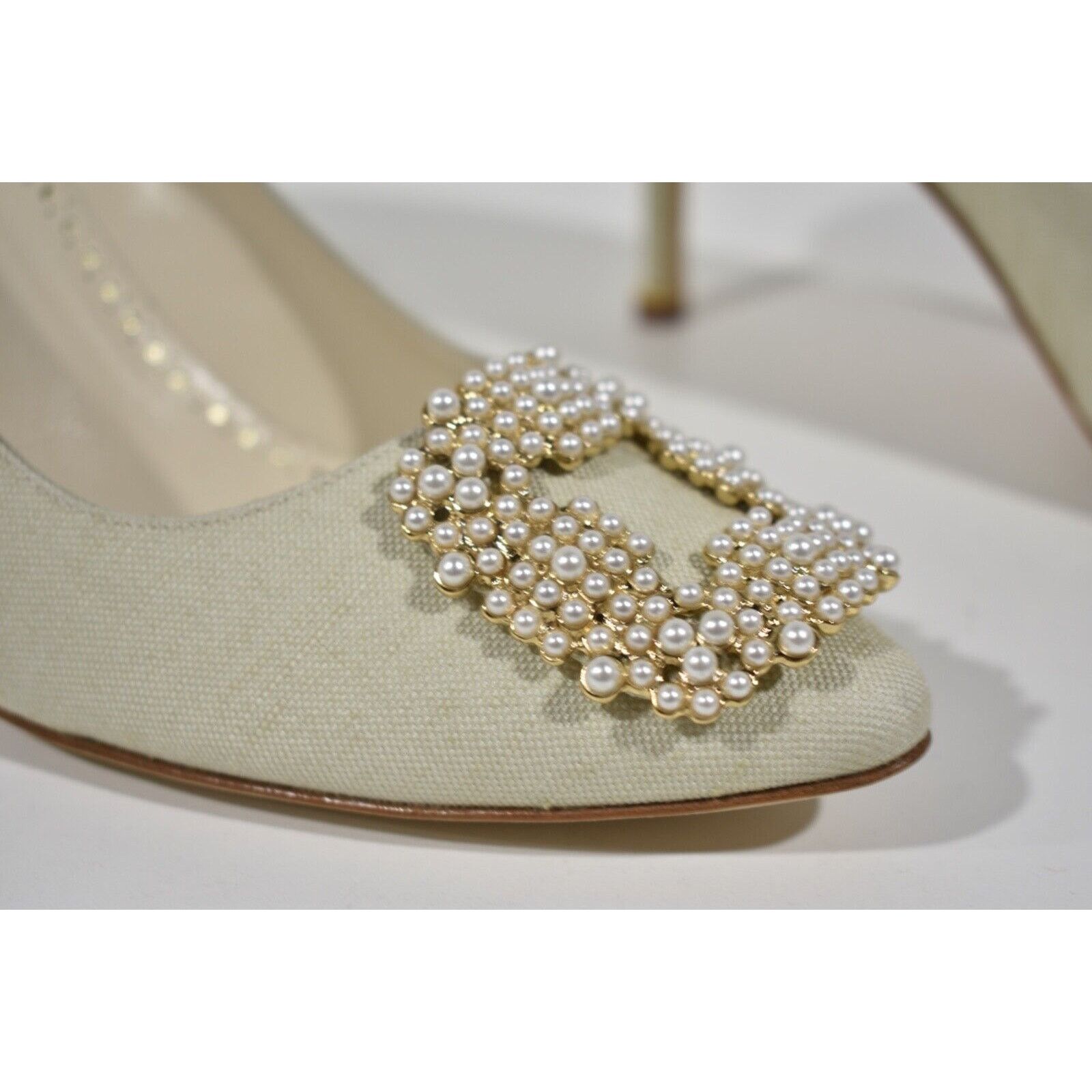 Manolo Blahnik Hangisi 70 Oatmeal Linen Pearl Jewel Buckle Low Heel Pump 39 Size US 9 / IT 39 - 5 Thumbnail