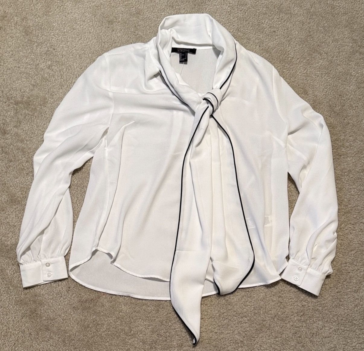Forever 21 NWT Forever 21 White Blouse With Black Accent Size Large Size L / US 10 / IT 46 - 1 Thumbnail