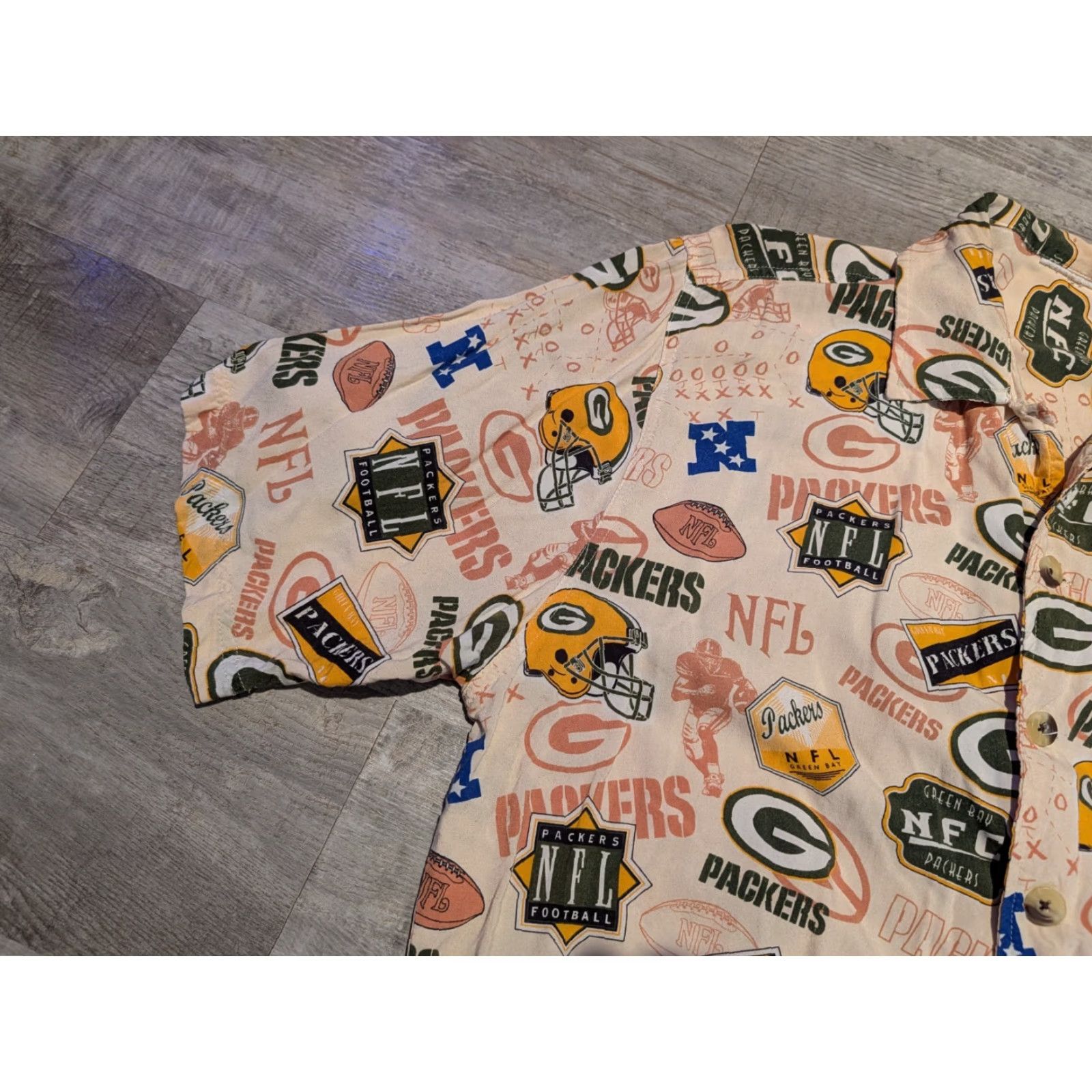 NFL VINTAGE Green Bay Packers AOP Hawaiian Shirt Mens Beige Short Sleeve Button Up Size S/M Size US S / EU 44-46 / 1 - 4 Thumbnail