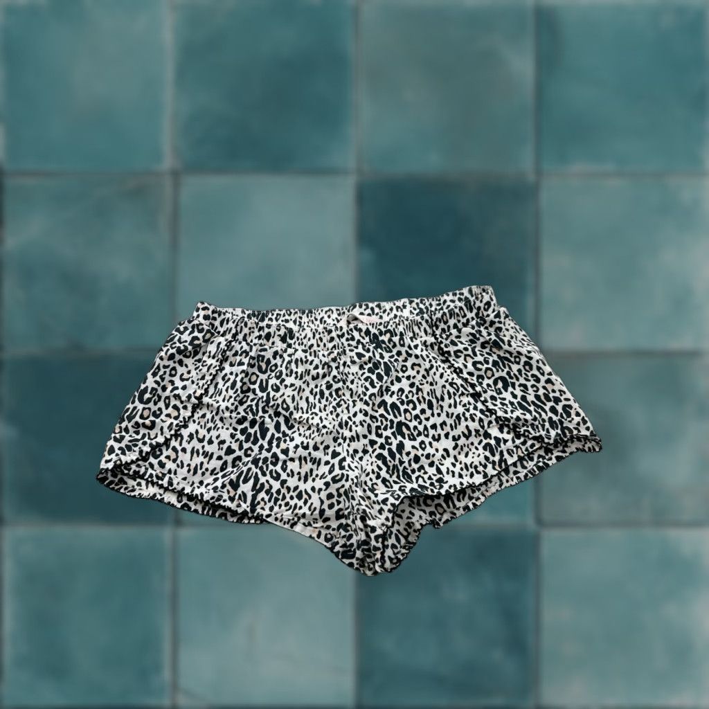 Victoria's Secret Victoria's Secret Shorts Womens XS White Black Sleep Lounge Leopard Print Natural Size 26" / US 2 / IT 38 - 1 Thumbnail