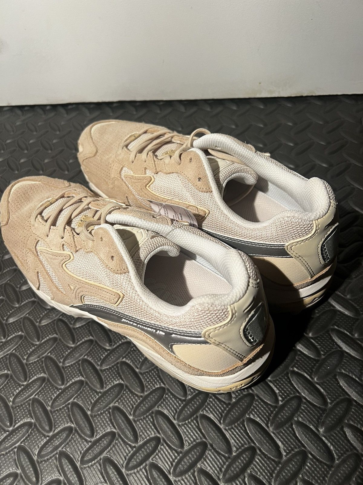 Mizuno NEW Mizuno Wave Rider 10 Premium size 10 Beige Suede shoes Size US 10 / EU 43 - 6 Thumbnail