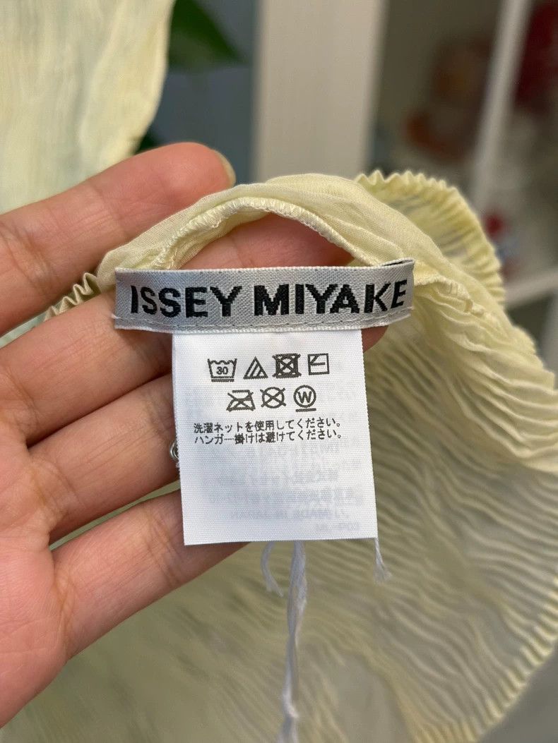 Issey Miyake Issey Miyake size:2 Yellow pleated short-sleeved shirt Size XS / US 0-2 / IT 36-38 - 3 Thumbnail