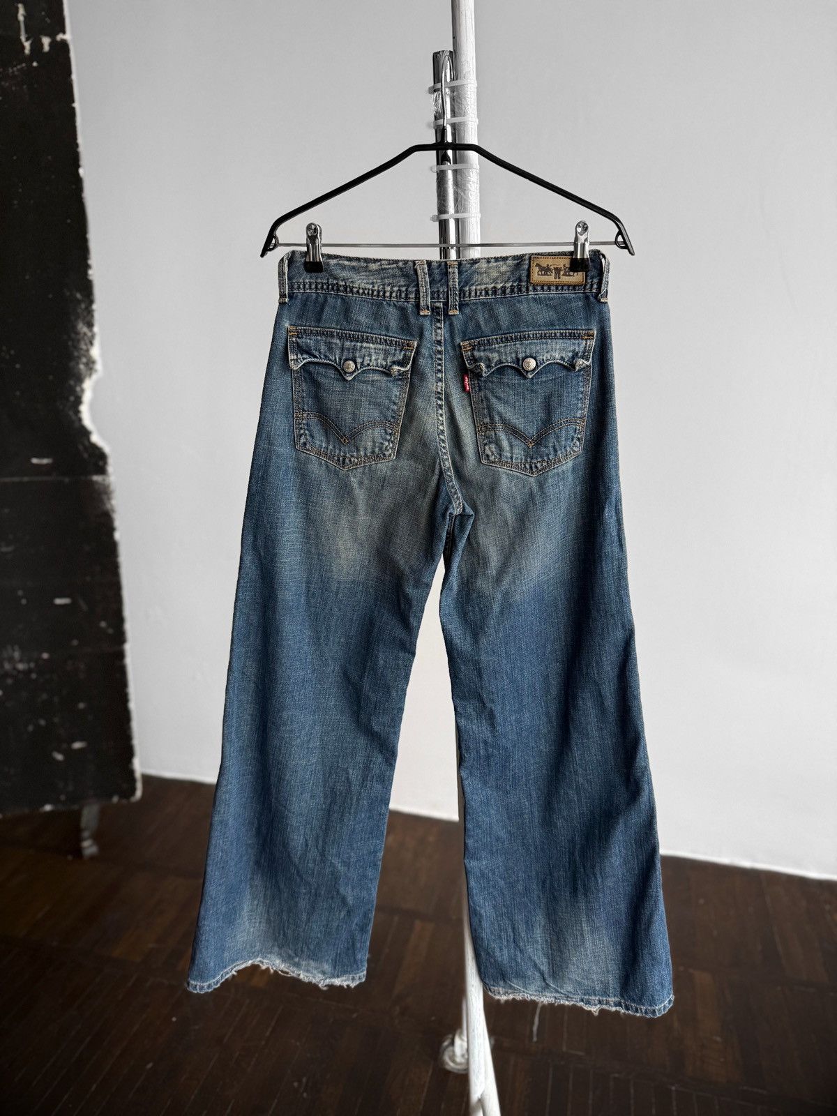 Levi's Vintage Clothing Levis Wmns Vintage Y2K Blue Denim Flap Pocket Wide Leg Jeans Size 30" / US 8 / IT 44 - 2 Thumbnail