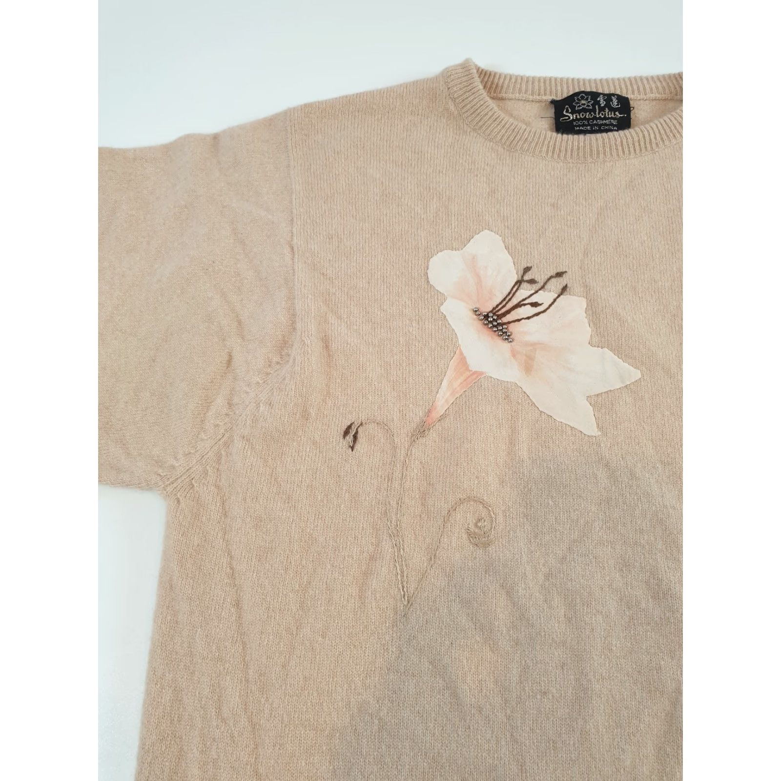 Vintage VINTAGE Snow Lotus Sweater Womens 40 Beige 100% Cashmere Floral Embroidered Pullover Size S / US 4 / IT 40 - 2 Thumbnail