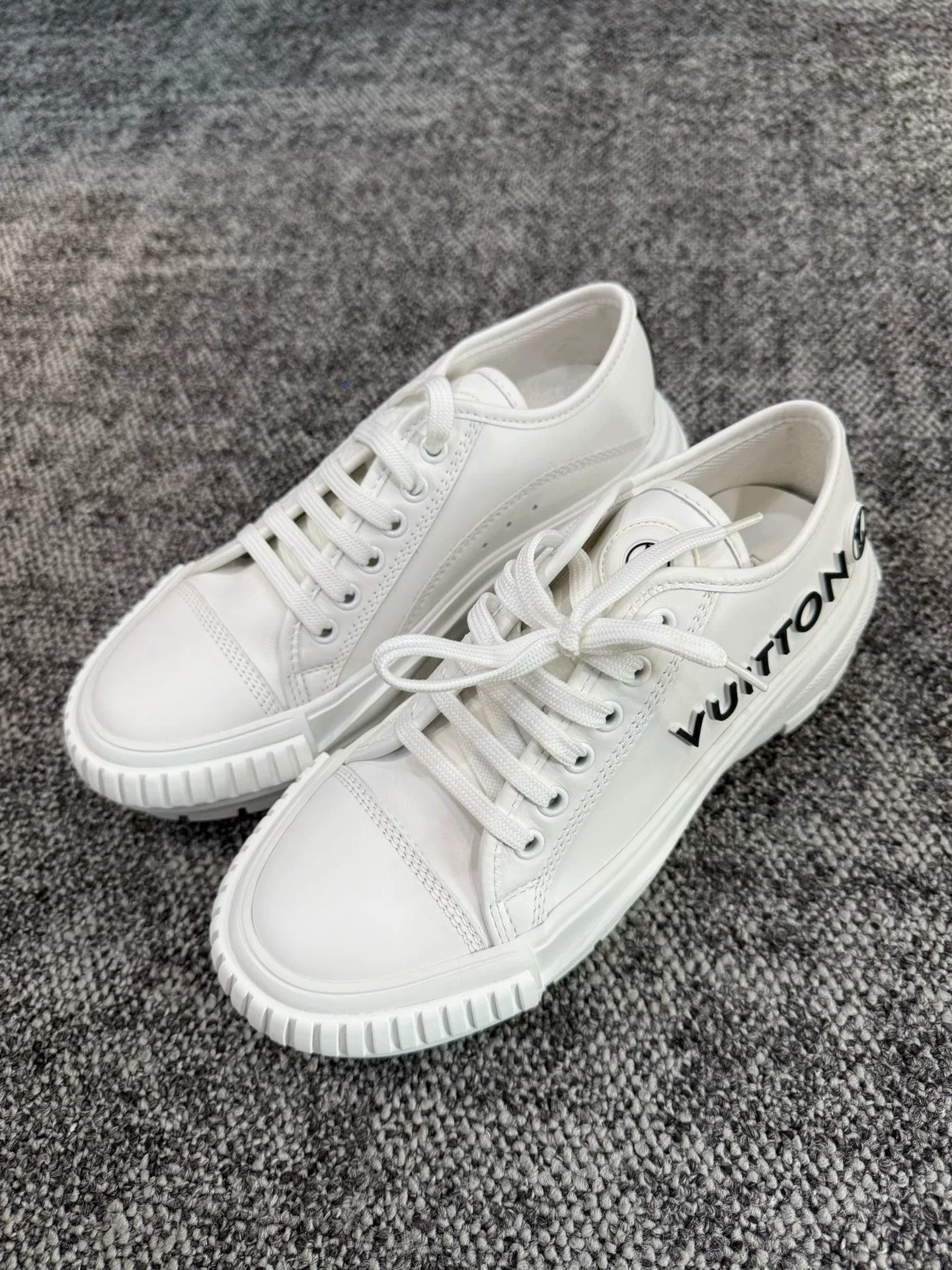 Louis Vuitton LV Women's White Logo Sneakers 35.5 Size US 4.5 / IT 34.5 - 1 Thumbnail