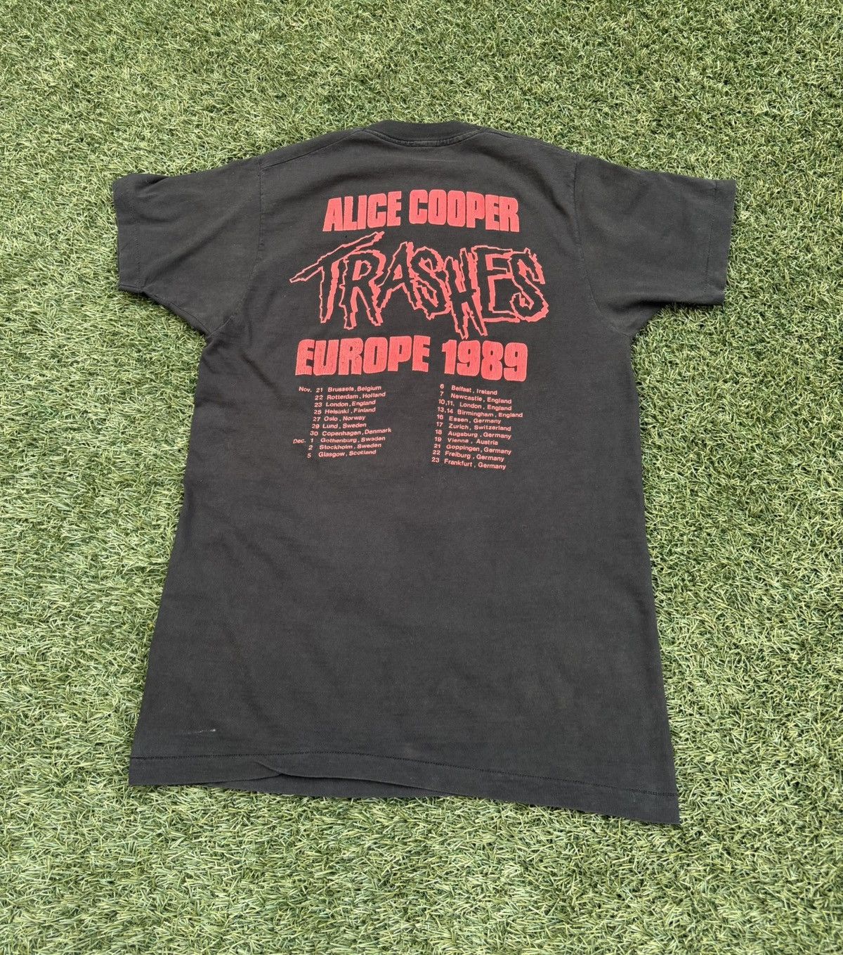 Band Tees Vintage 80s Alice Cooper Trashes Europe tour t shirt Size US L / EU 52-54 / 3 - 9 Thumbnail