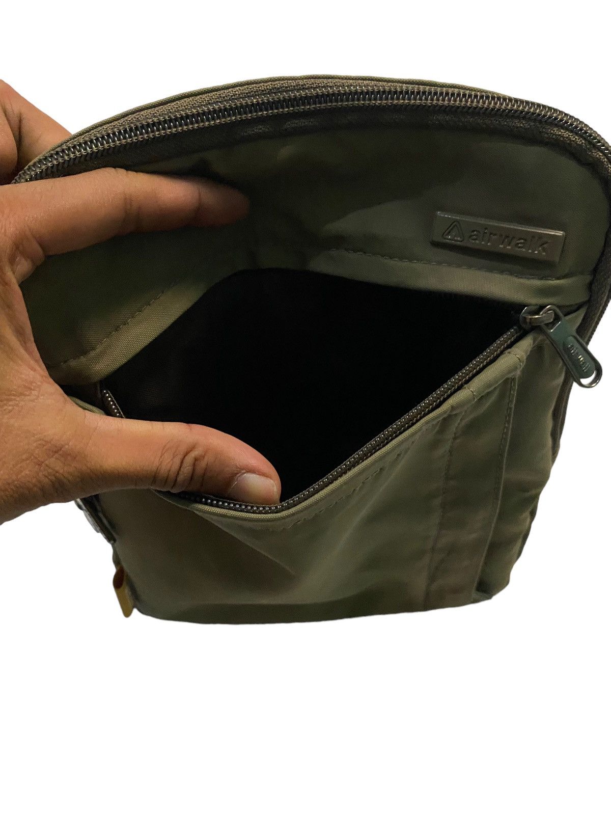 Airwalk × Vintage 🔥HOT ITEM🔥 AIRWALK sling bag excellent condition Size ONE SIZE - 10 Thumbnail