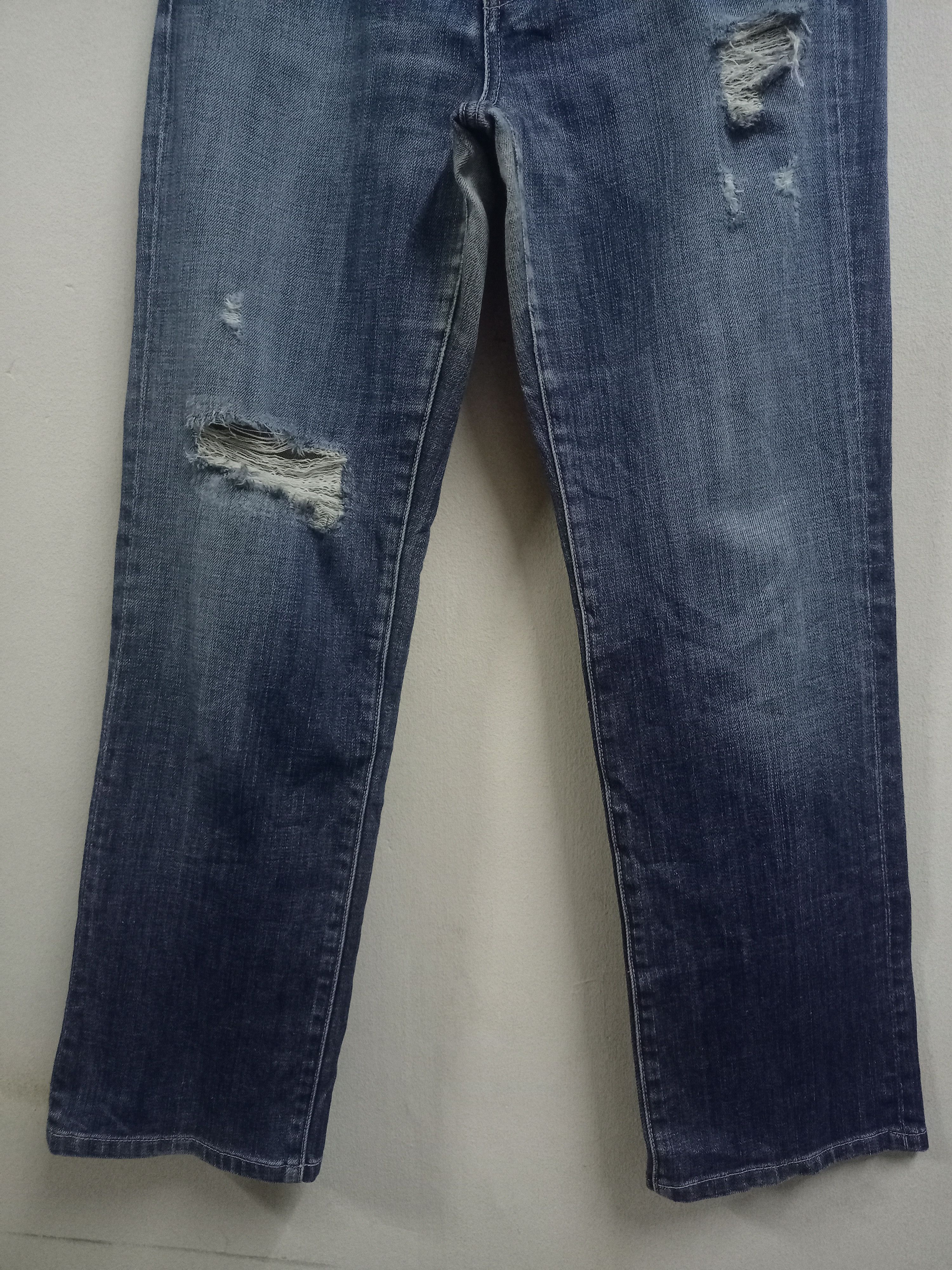 Uniqlo Vintage Japanese Uniqlo Blue Wash Distressed Jeans 29x27 Size US 29 - 7 Thumbnail