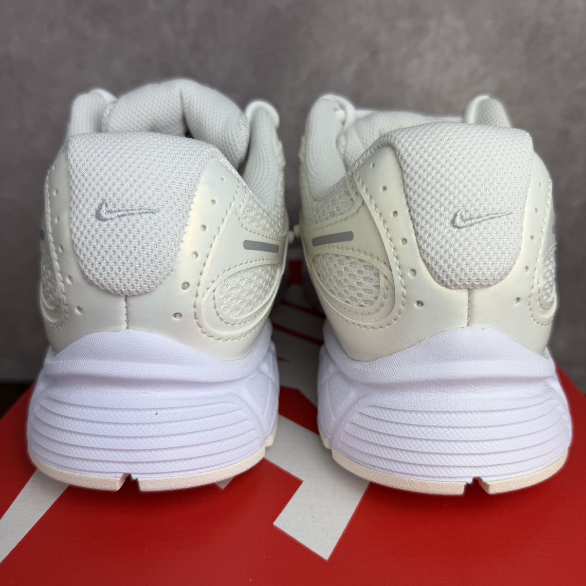 Nike NEW Nike Wmns V5 RNR Soft Pearl White Size 9.5 8M IH6355-047 Size US 9.5 / IT 39.5 - 6 Thumbnail