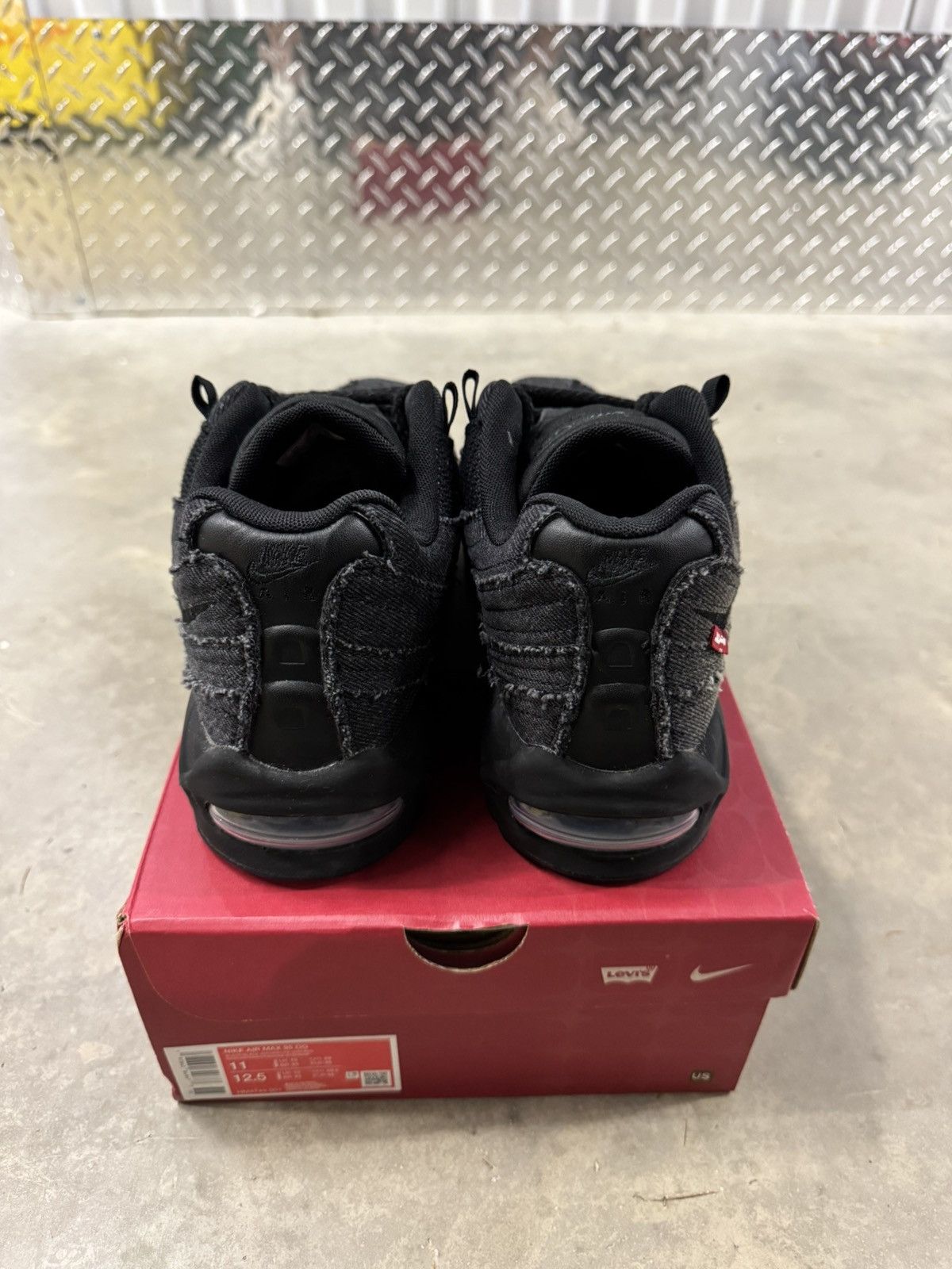 Levi's × Nike Nike Air Max 95 x Levi’s Black Size 11 Size US 11 / EU 44 - 5 Thumbnail