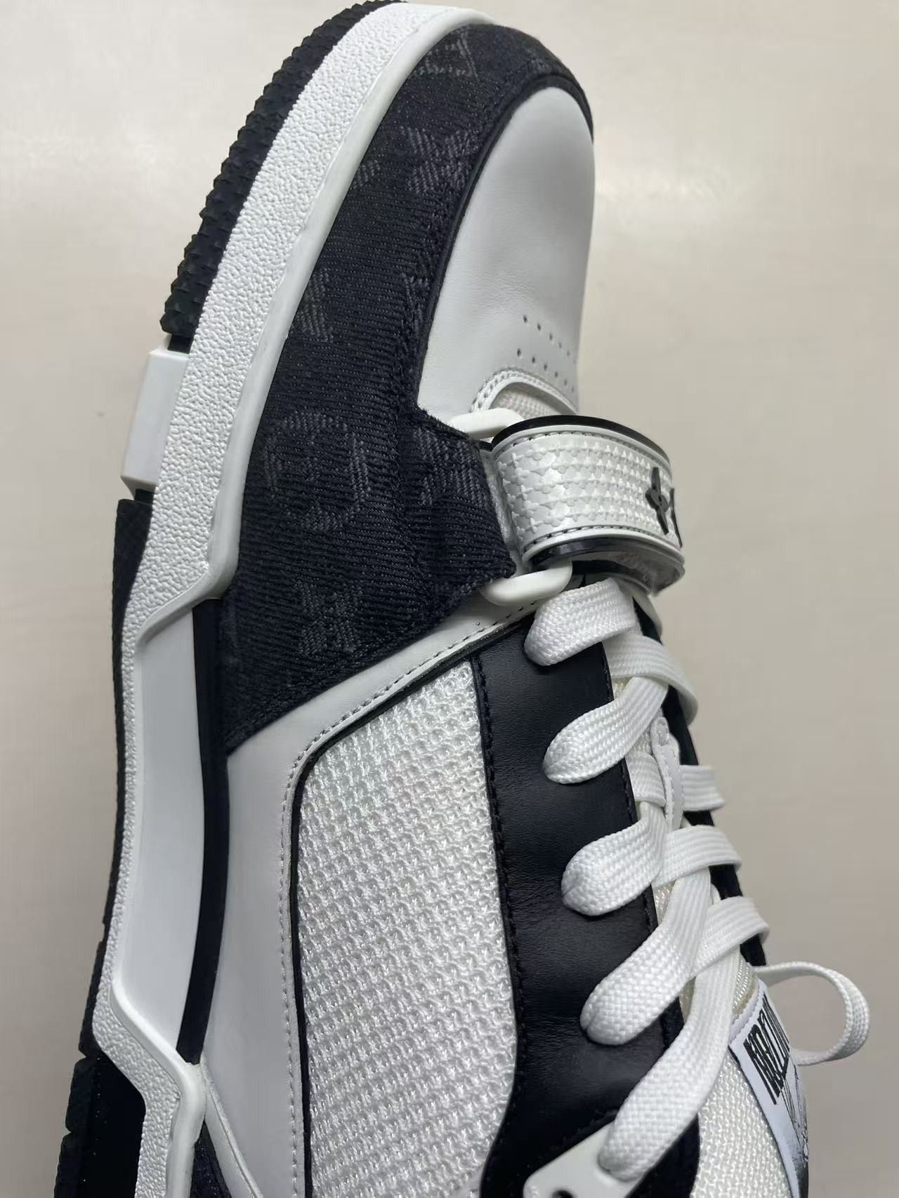 Louis Vuitton Louis Vuitton Monogram Trainer Sneakers Size US 9 / IT 39 - 12 Thumbnail