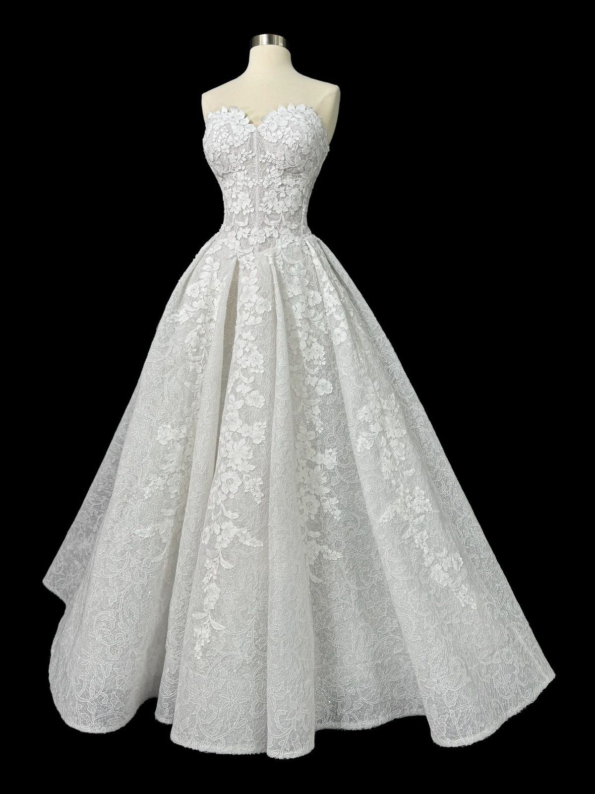 Other Preloved US 6 Anna Augusta Embroidered appliqués Bridal Gown Size M / US 6-8 / IT 42-44 - 1 Thumbnail