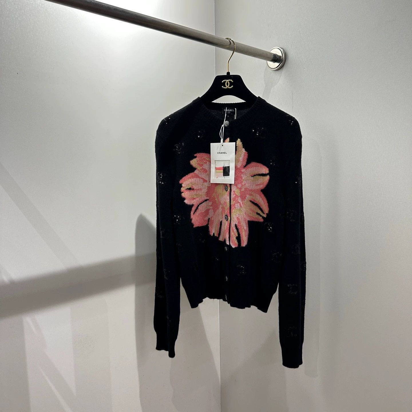 Chanel Chanel Cashmere Sequin Logo Flower Cardigan 36 Size XS / US 0-2 / IT 36-38 - 1 Thumbnail