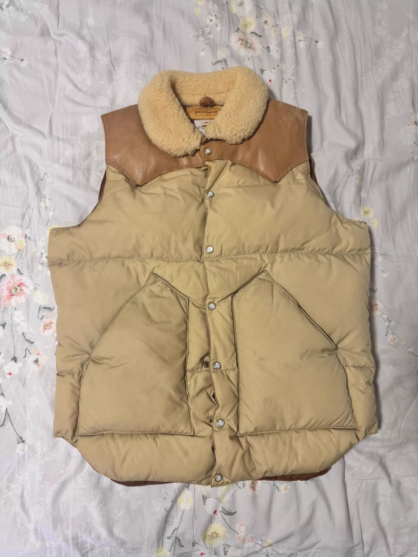 Rocky Mountain Featherbed Rocky Mountain x MMJ Khaki Lambskin Down Vest M (38) Size US S / EU 44-46 / 1 - 1 Thumbnail