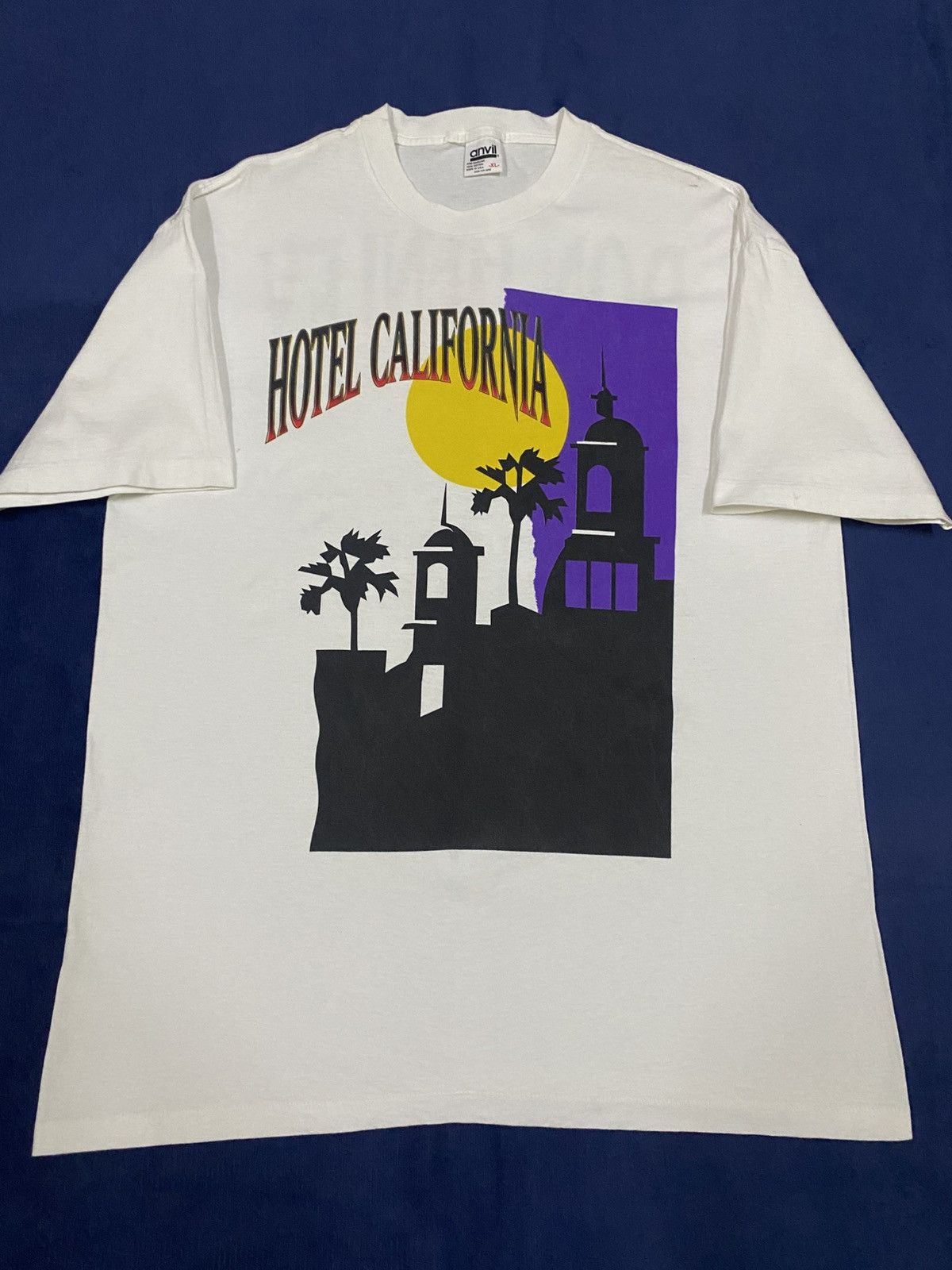 Band Tees Vintage 90s Rock Band Eagles "Hotel California" Tee Size US XL / EU 56 / 4 - 3 Thumbnail